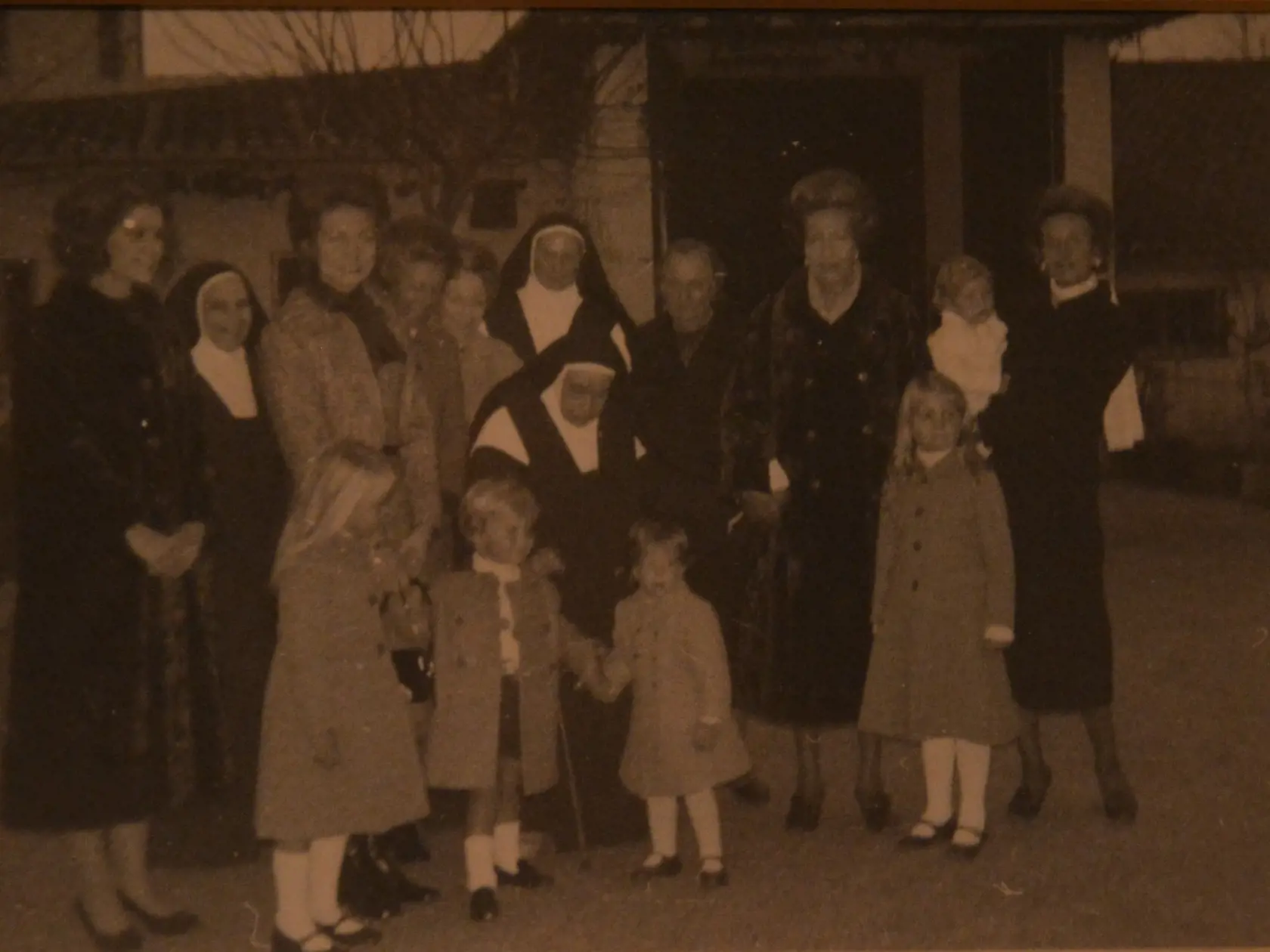 Návšteva Terézie Zámoyskej španielskou kráľovskou rodinou (70. roky 20 stor.). V dolnom rade, druhý zľava dnešný španielsky kráľ Filip VI.