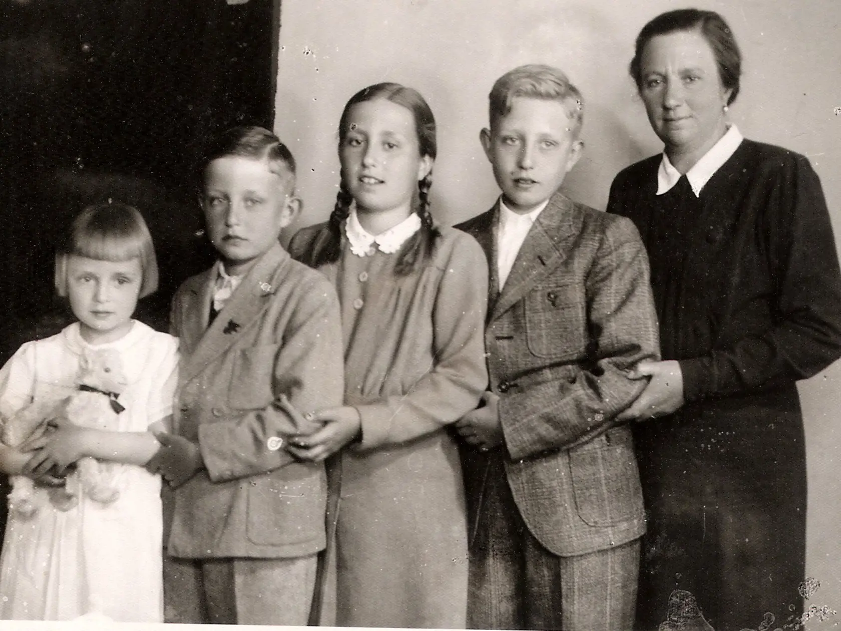 Princezná Isabela s deťmi. Prvá zľava Terezka. Dnes už žije iba ona. Isabelu v Španielsku pre jej povahu nazývali infantkou (kráľovskou korunnou princeznou) pokory a ticha.