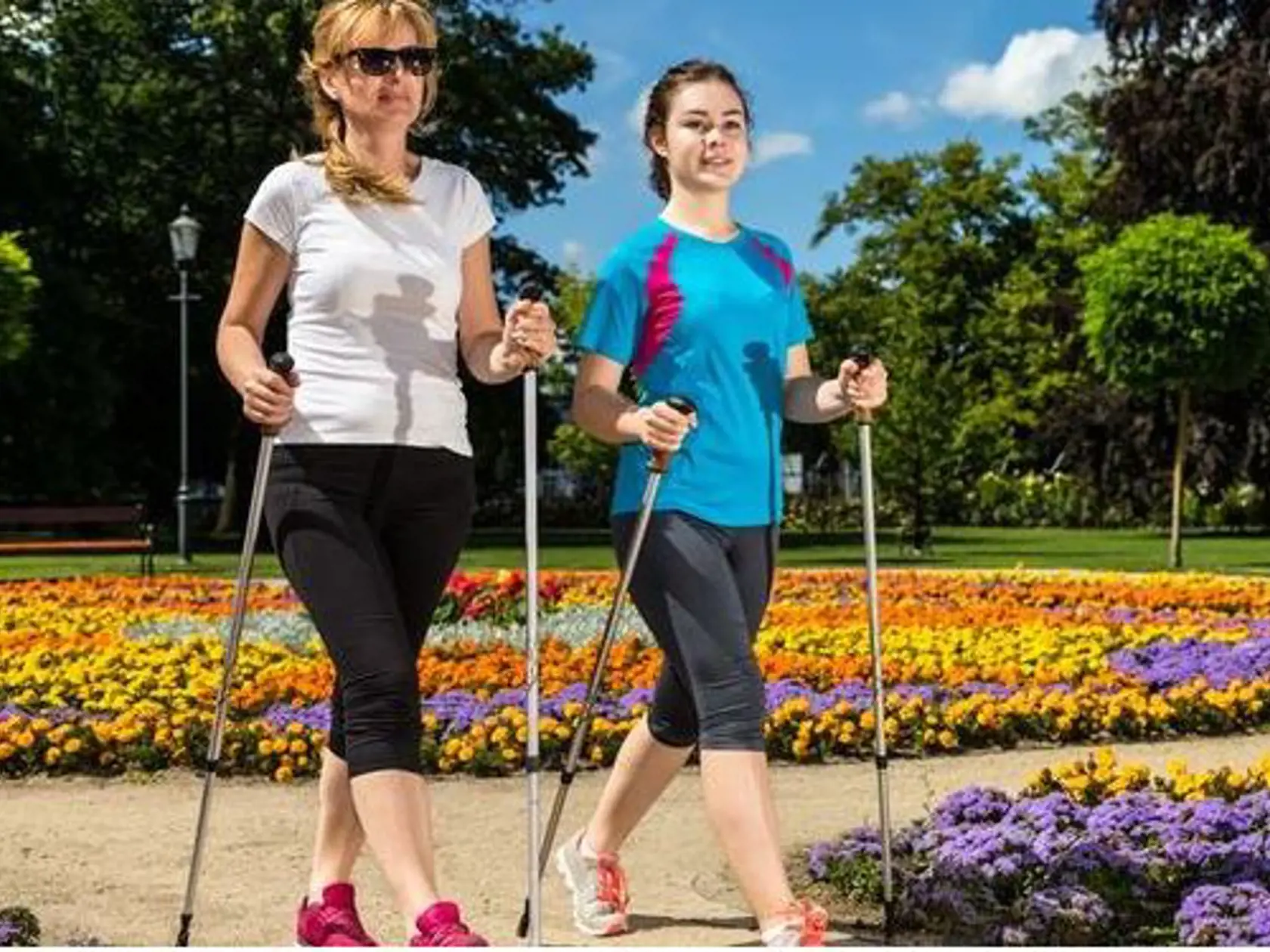 Chôdza s paličkami, teda nordic walking je vhodná aj pre seniorov.