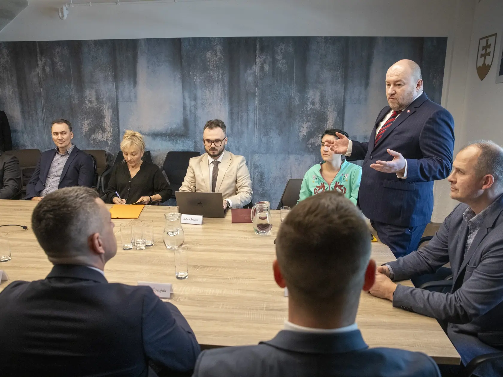 Na snimke je prvé zasadnutie Rady pre šport ministra Cestovného ruchu a športu Rudolfa Huliaka.
Minister Rudolf Huliak predstavuje Radu ministra pre šport.
