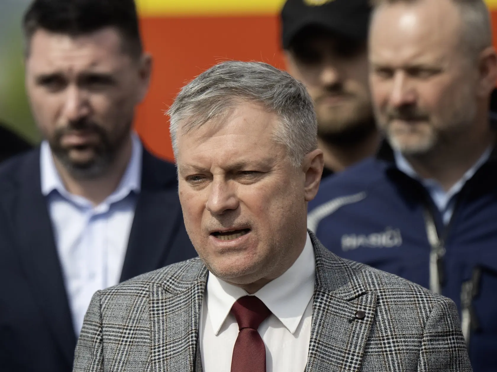 Na snímke v popredí hlavný veterinár Martin Chudý a v pozadí zľava minister pôdohospodárstva a rozvoja vidieka SR Richard Takáč (Smer-SD) a prezident Hasičského a záchranného zboru Adrián Mifkovič počas tlačovej konferencie k aktuálnemu vývoju slintačky a krívačky 14. apríla 2025 v Bratislave. 