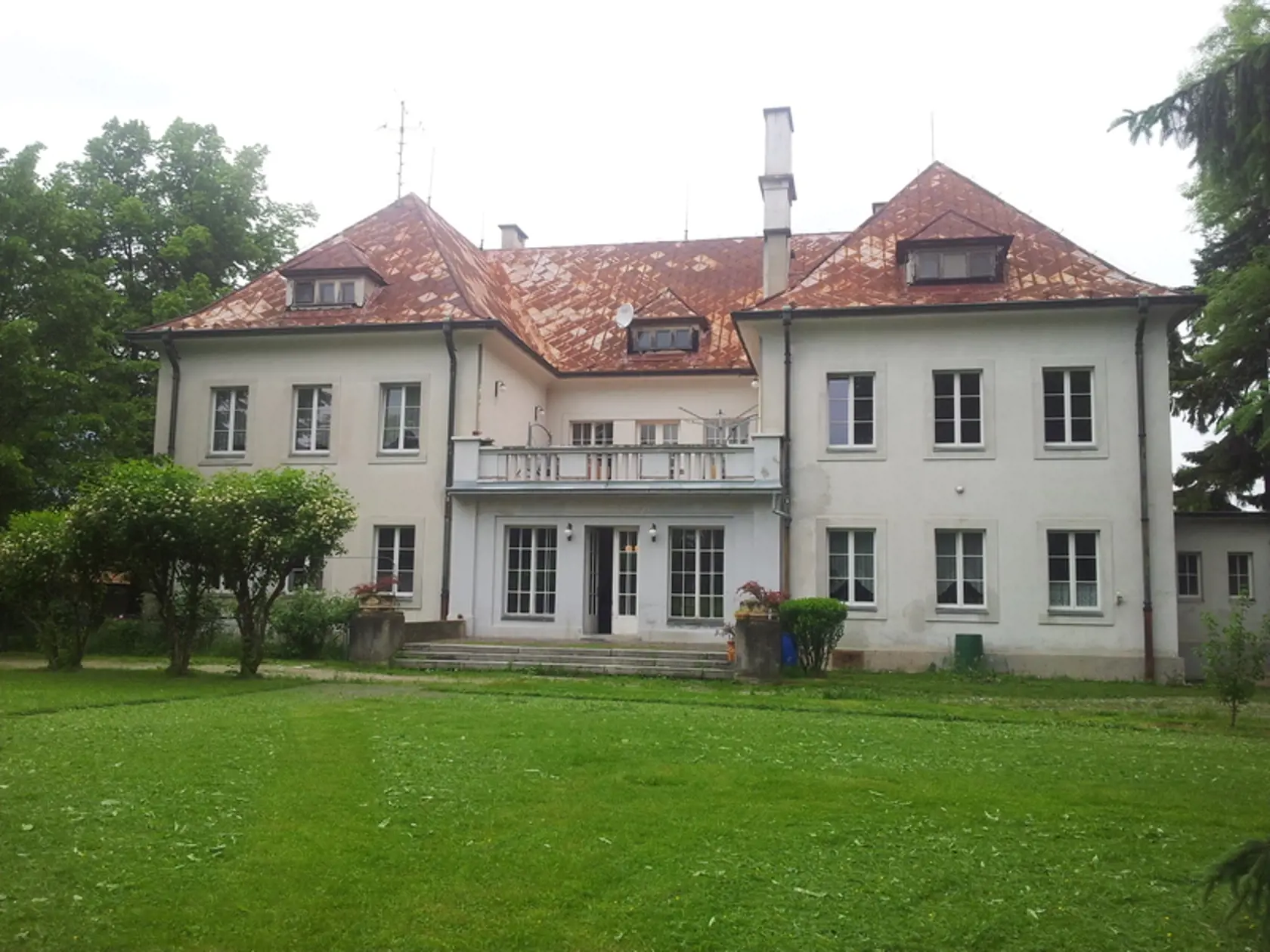 Pamätná vila T. G.Masaryka stojí na mieste staršej renesančnej
kúrie. Prvý československý prezident Tomáš Garrigue Masaryk navštevoval Bystričku pri Martine  už od roku 1888, kedy si s rodinou prenajímali na letný pobyt dve izby v kúrii Lehotskovcov. Masarykova dcéra Alice nadviazala na túto tradíciu po roku 1923. Vtedy odkúpila od vlastníka požiarom zničenú kúriu, ktorá bola neskôr z časti odstránená. Vzniknutý objekt je dvojpodlažná stavba v jednoduchom štýle s prvkami dobového funkcionalizmu. Požiadavkou Alice Masarykovej bolo, aby stavba zapadala do charakteru dediny, no zároveň spĺňala úroveň komfortného bývania. Kompozícia stavby je klasická, trojkrídlová, v tvare písmena U.