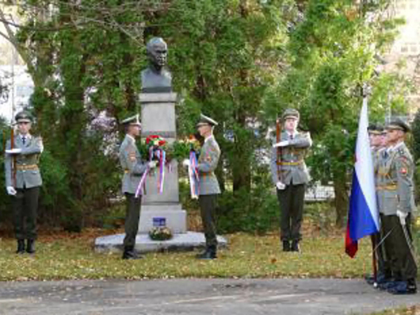 Na snímke kladenie vencov k buste M. R. Štefánika počas Celonárodných osláv k 100. výročiu podpisu Deklarácie slovenského národa v Martine 