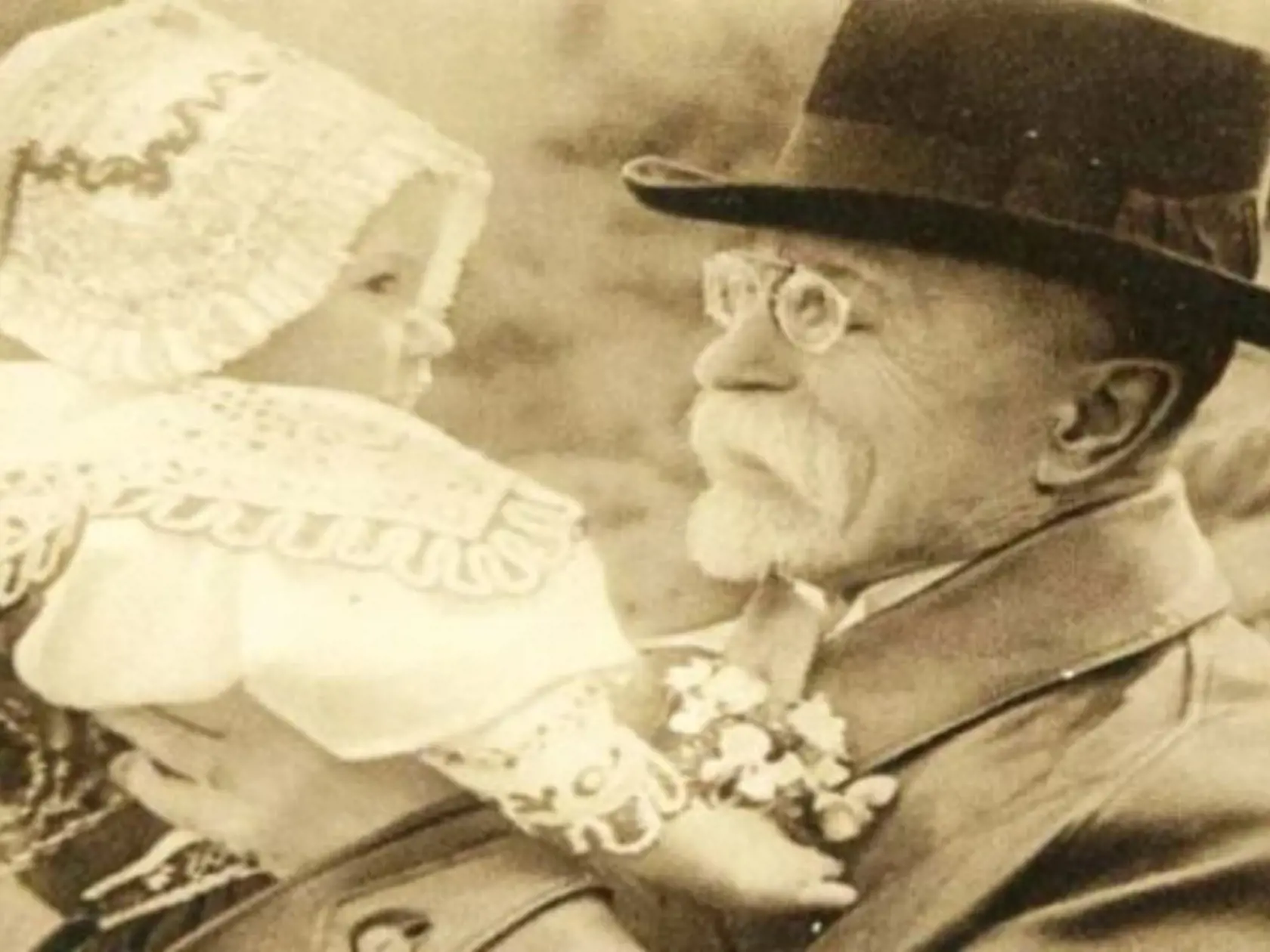 T. G. Masaryk bol národom milovaný, aj preto  verejnosť ho nazývala Tatíčkom, podľa vzoru vojakov, ktorí ho tak vnímali v súvislosti s  jeho funkciou najvyššieho veliteľa. Príznačné bolo pre neho, že  po uvítacom ceremoniáli, vždy zobral na ruky niektoré z prítomných detí.