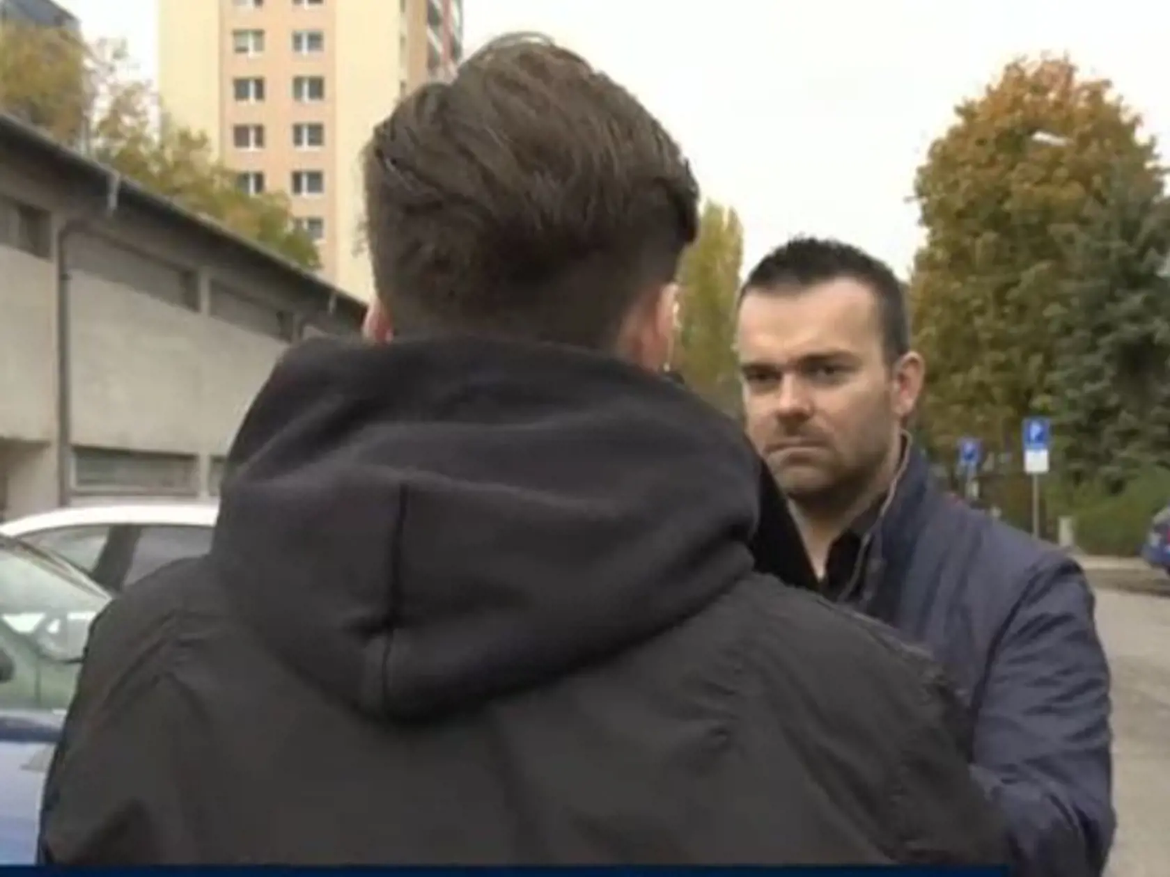 Matúš Zápala (otočený chrbtom)má viacnásobnú zlomeninu spodnej čeľuste.
