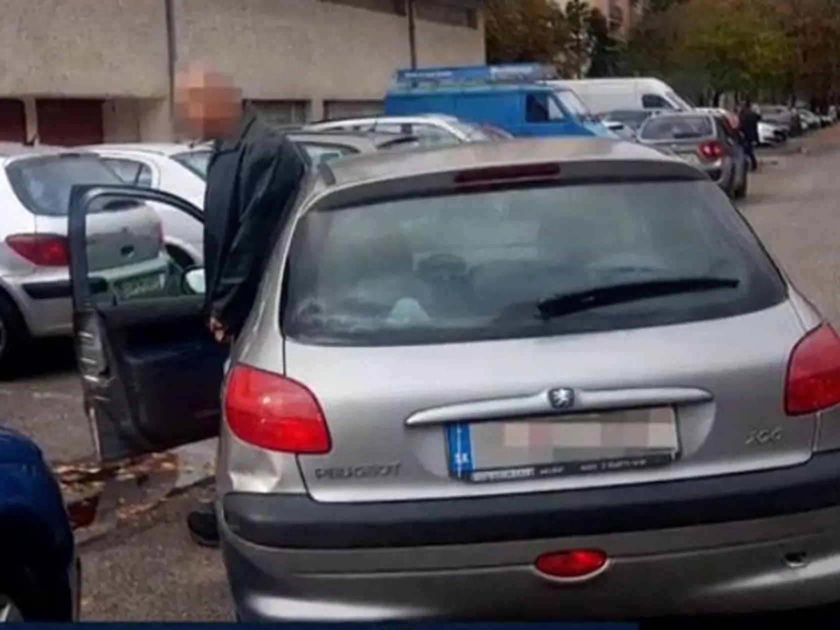 Agresívny vodič moderátorovho syna fyzicky napadol.