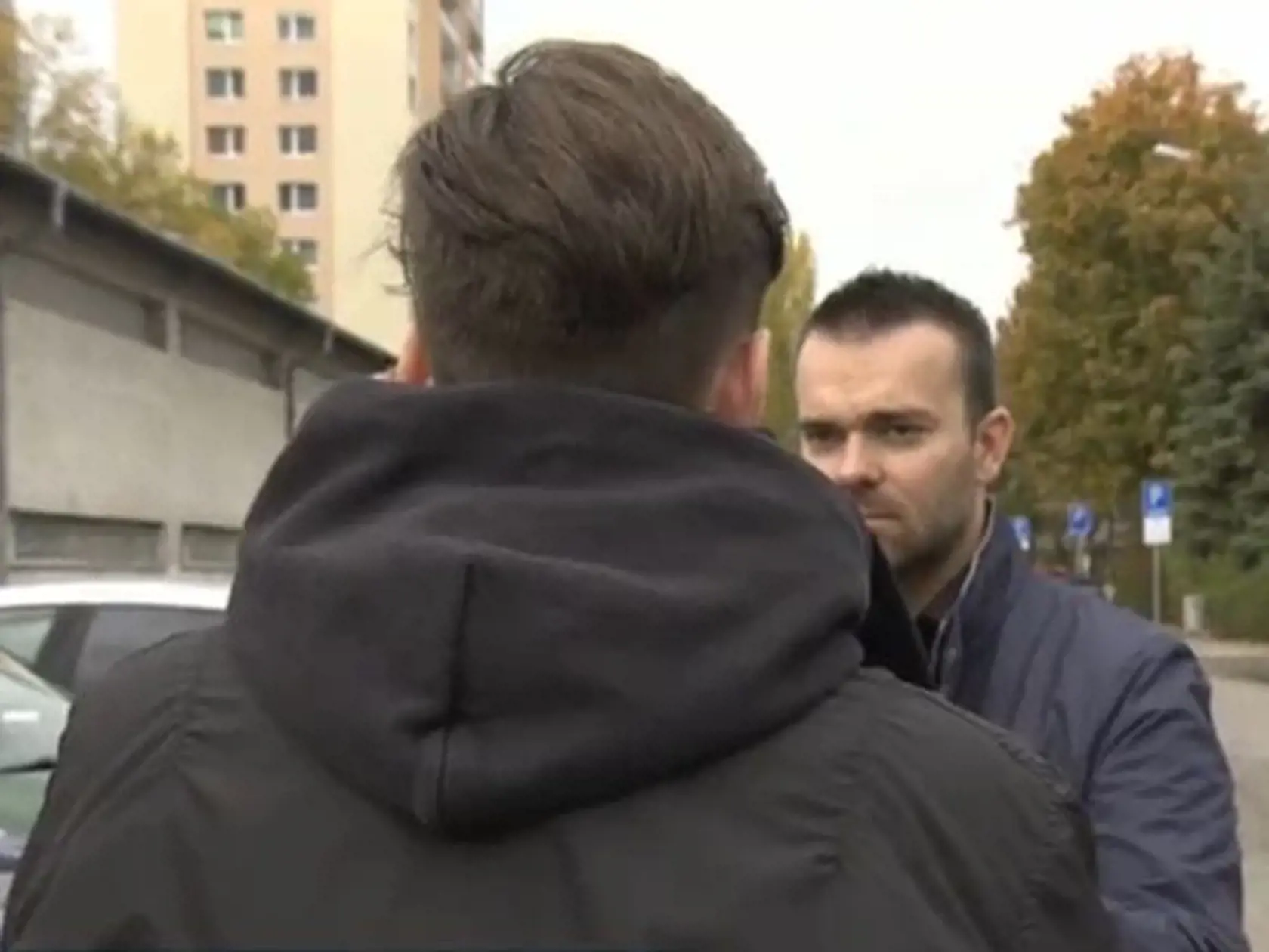 Matúš Zápala (otočený chrbtom)má viacnásobnú zlomeninu spodnej čeľuste.