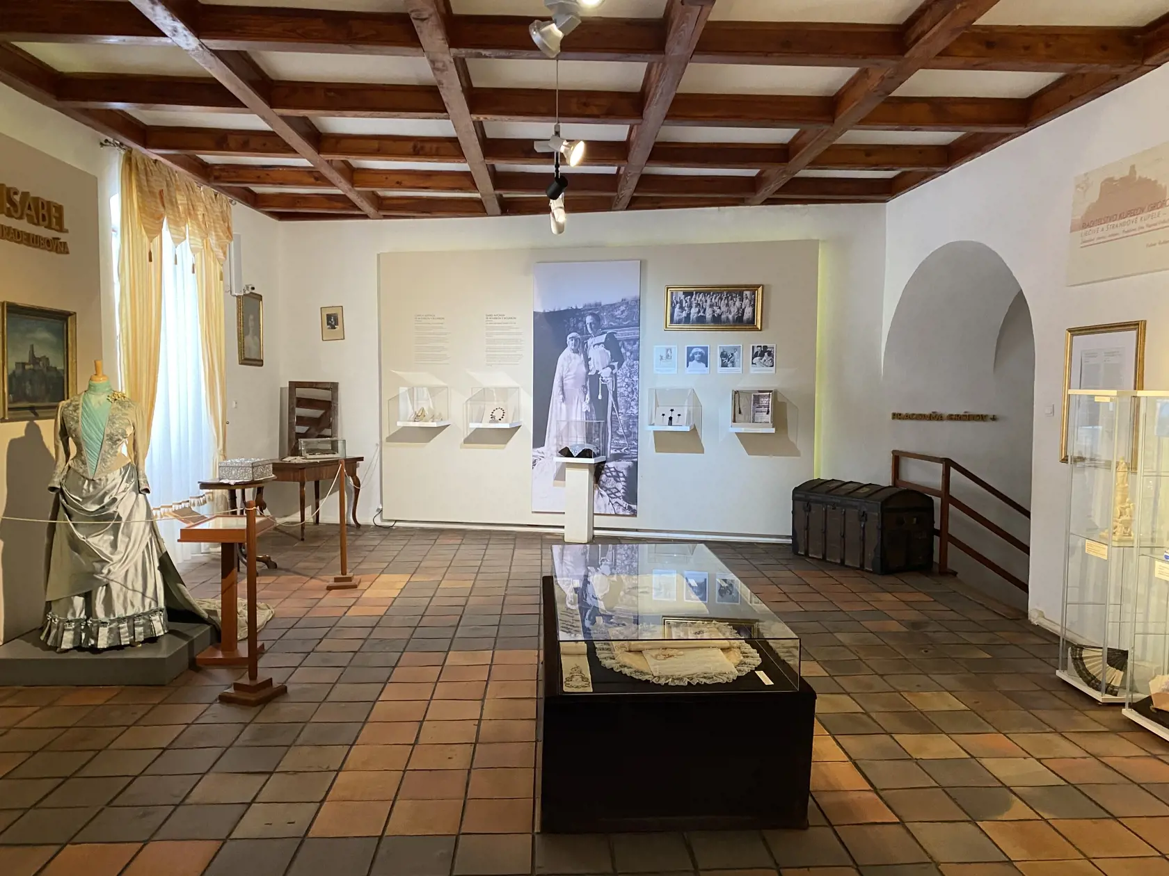 Expozícia dvoch princezien spojených s hradom v Starej Ľubovni - princeznej Caroline de Bourbon Zamoyskej (†88), španielskej korunnej princeznej, ktorá sa v roku 1885 vydala za grófa Andreja Zamoyského (†61). Ich syn Ján Kanty si vzal v roku 1929 v Madride španielsku korunnú princeznú Isabel de Bourbon a boli poslednými majiteľmi hradu.