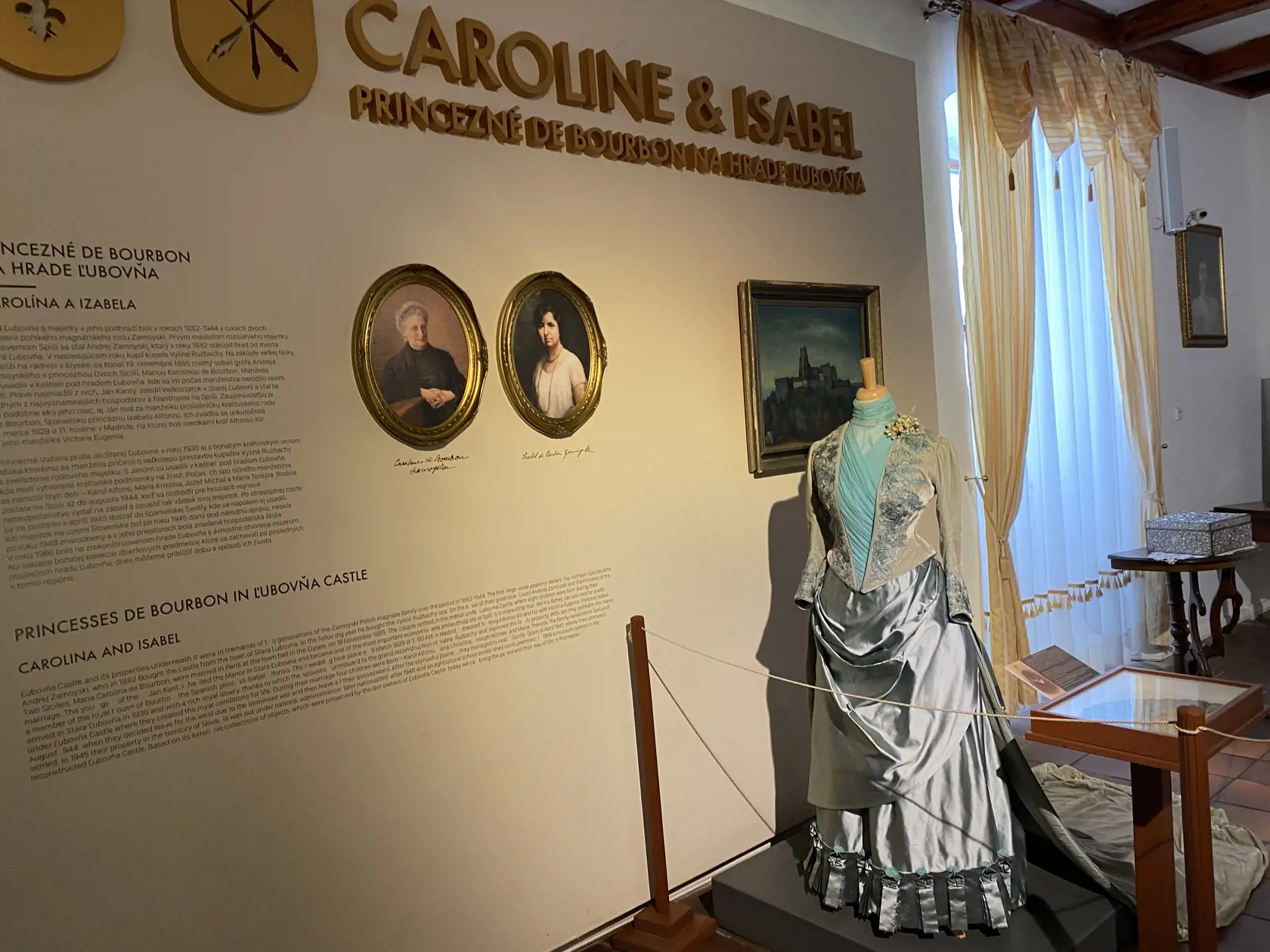 Replika svadobných šiat princeznej Caroline de Bourbon Zamoyskej (†88), španielskej korunnej princeznej, ktorá sa v roku 1885 vydala za grófa Andreja Zamoyského (†61) z veľkej lásky o čom svedčí ručne napísaná zbierka ľúbostných veršov v taliančine. Zlé jazyky tvrdia, že gróf musel kúpiť Ľubovniansky hrad, aby bol hodný princeznej. Manželia žili v kaštieli pod hradom a mali osem detí, najmladší Ján Kanty si vzal španielsku korunnú princeznú Isabel de Bourboun.