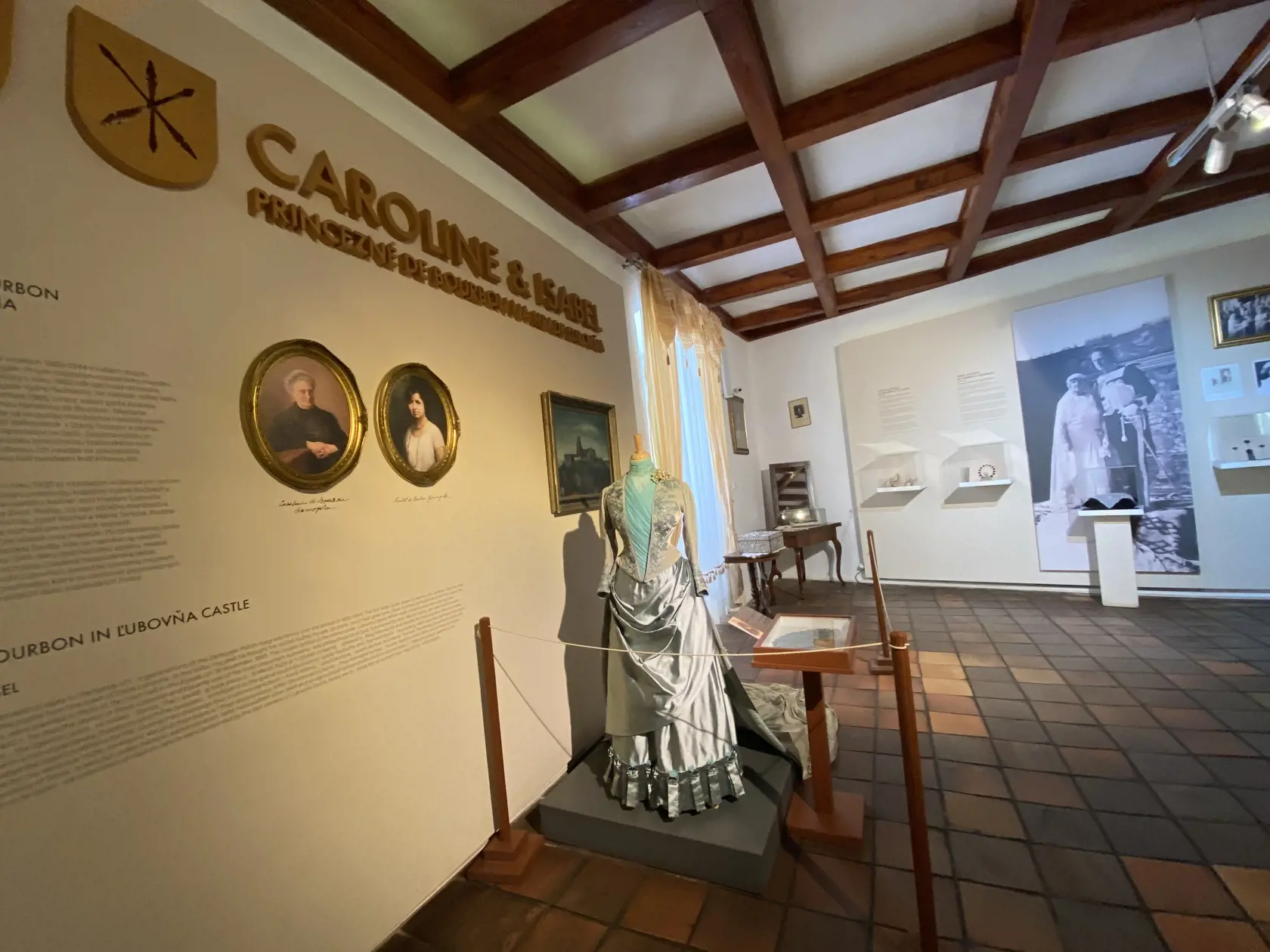 Replika svadobných šiat princeznej Caroline de Bourbon Zamoyskej (†88), španielskej korunnej princeznej, ktorá sa v roku 1885 vydala za grófa Andreja Zamoyského (†61) z veľkej lásky o čom svedčí ručne napísaná zbierka ľúbostných veršov v taliančine. Zlé jazyky tvrdia, že gróf musel kúpiť Ľubovniansky hrad, aby bol hodný princeznej. Manželia žili v kaštieli pod hradom a mali osem detí, najmladší Ján Kanty si vzal španielsku korunnú princeznú Isabel de Bourboun.