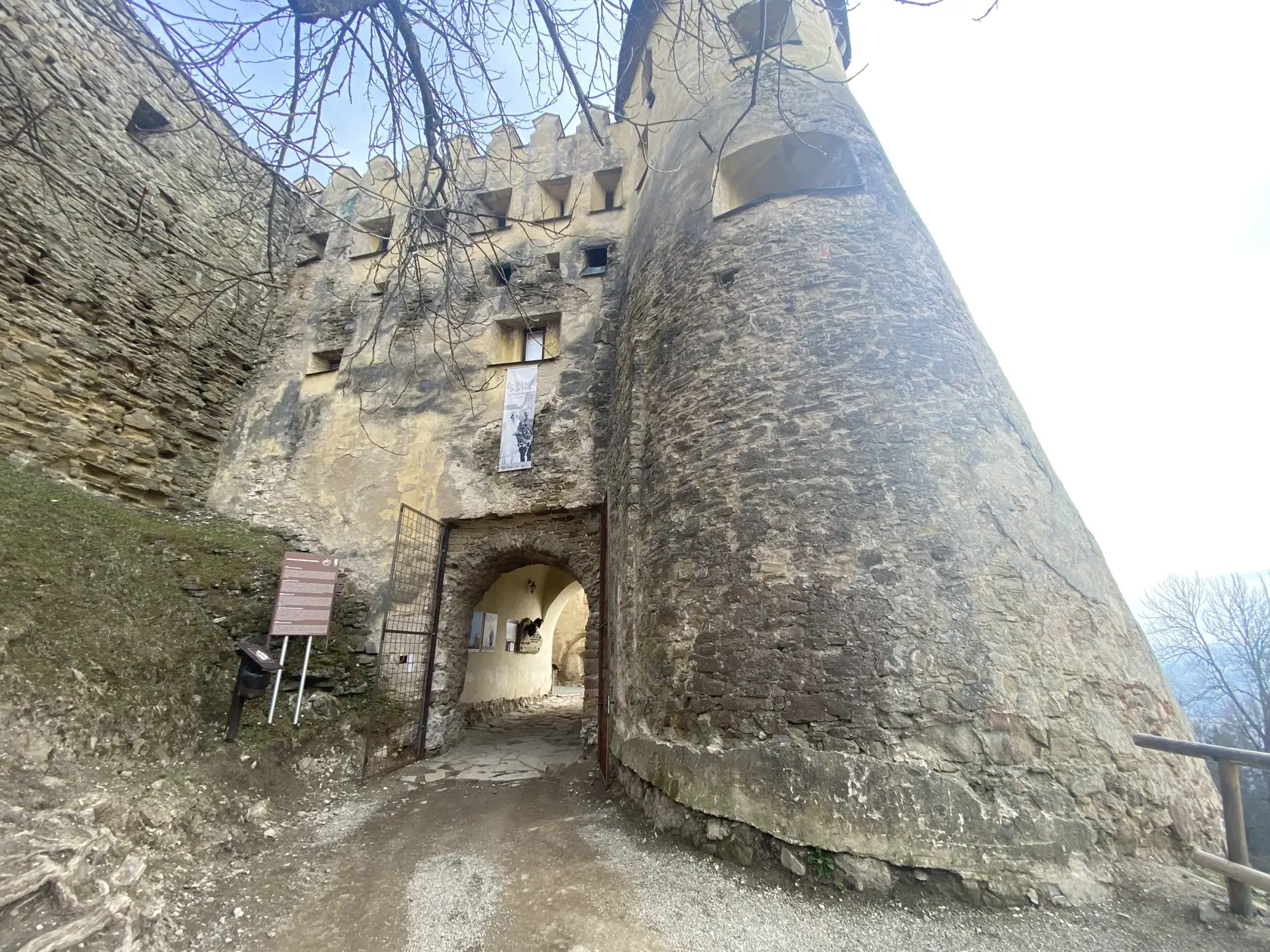 Vstup na Ľubovniansky hrad.