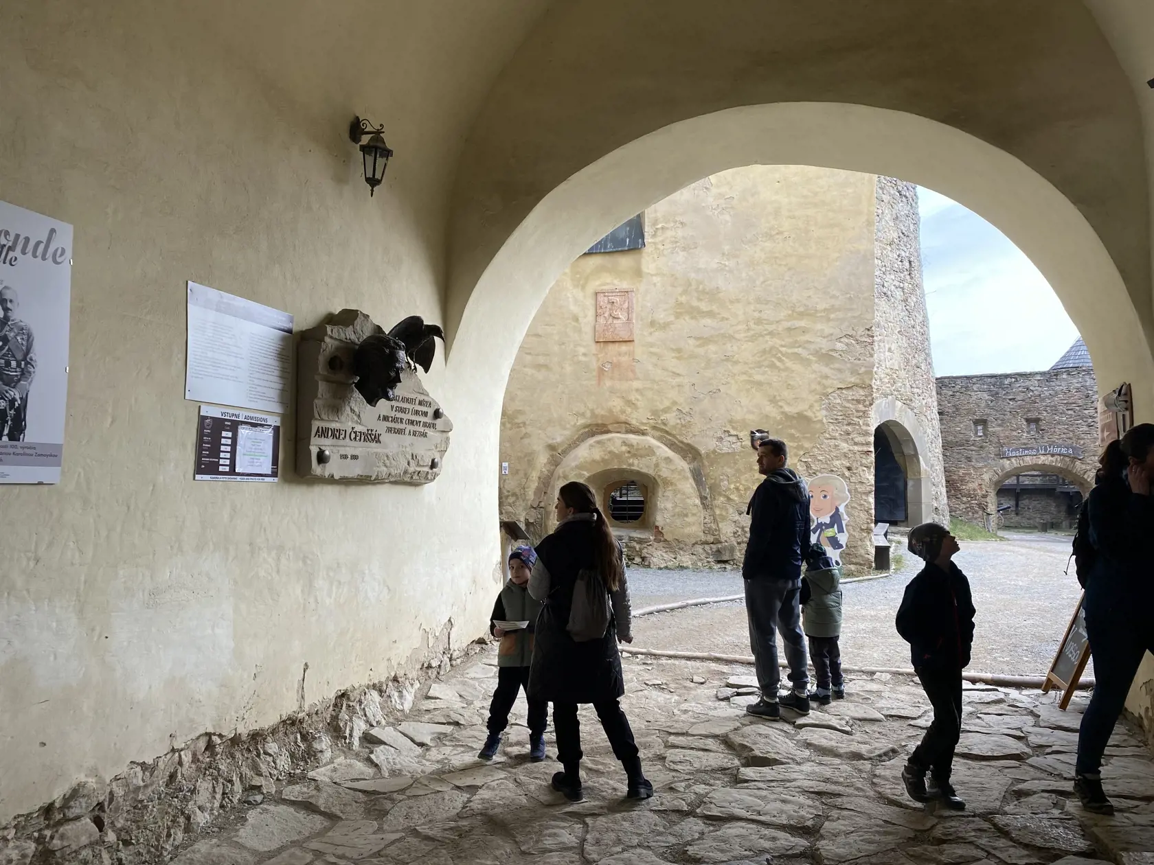 Podchod pri vstupe na Ľubovniansky hrad.