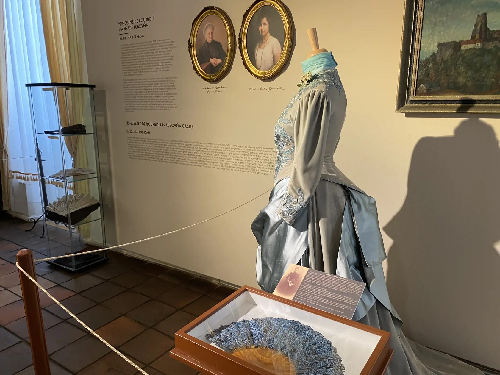 Replika svadobných šiat princeznej Caroline de Bourbon Zamoyskej, španielskej korunnej princeznej, ktorá sa v roku 1885 vydala za grófa Andreja Zamoyského z veľkej lásky o čom svedčí ručne napísaná zbierka ľúbostných veršov v taliančine. Zlé jazyky tvrdia, že gróf musel kúpiť Ľubovniansky hrad, aby bol hodný princeznej.