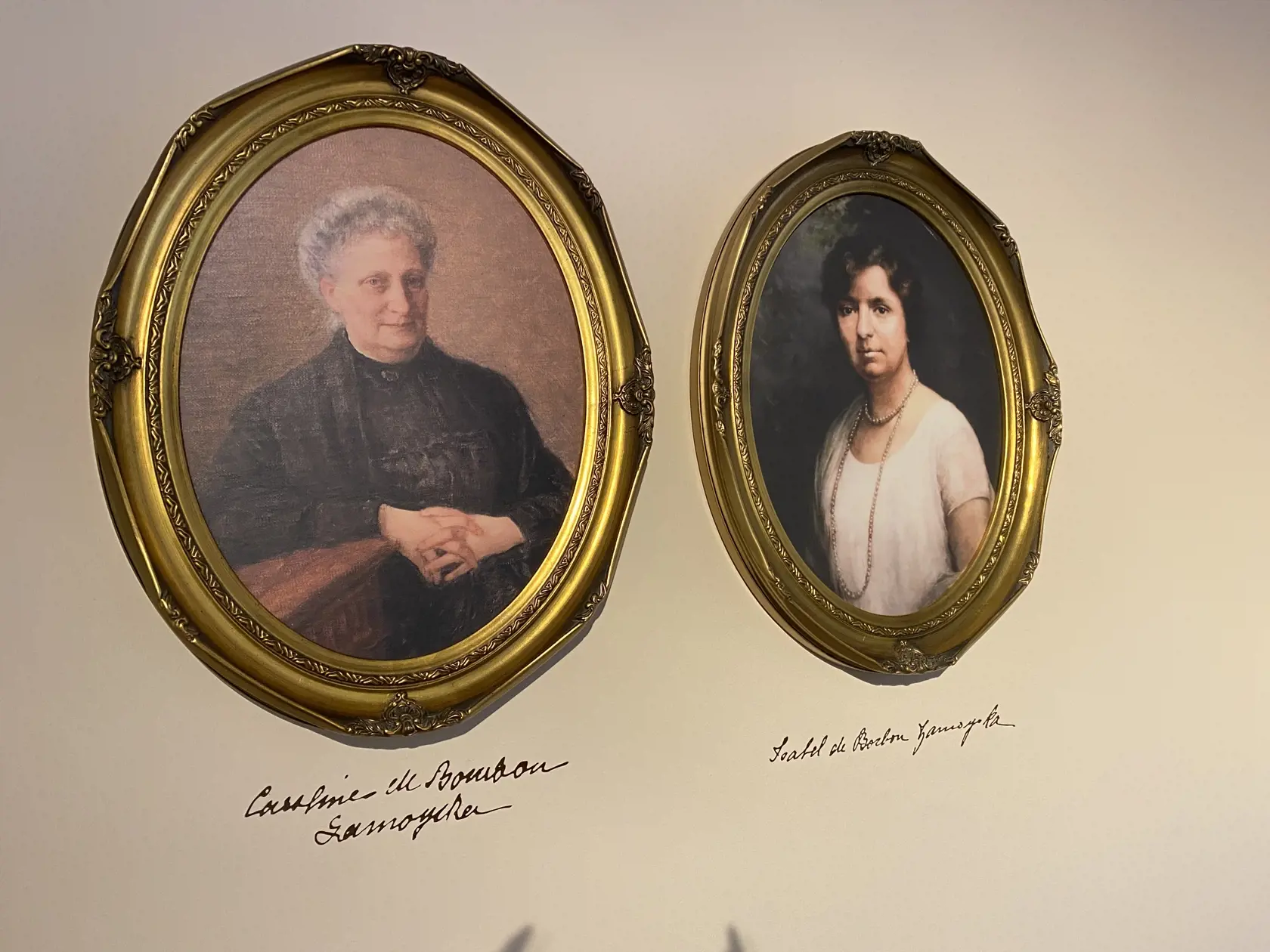 Svokra a nevesta. Princezné Karolína a Izabela. Obe pochádzali z rodu Bourbon.