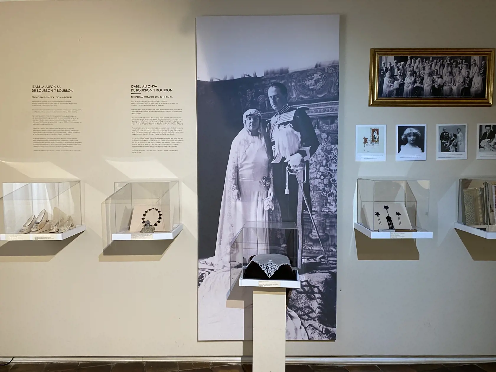 Svadobná fotografia grófa Jána Zámoyského, syna Karolíny, princeznej  Dvoch Sicílií a španielskej korunnej princeznej Izabely de Bourbon, ktorá sa uskutočnila v Madride v roku 1929 a na ktorej bol prítomný aj vtedajší španielsky kráľ Carlos, a ďalšie predmety súvisiace so svadbou a osobné predmety princeznej.