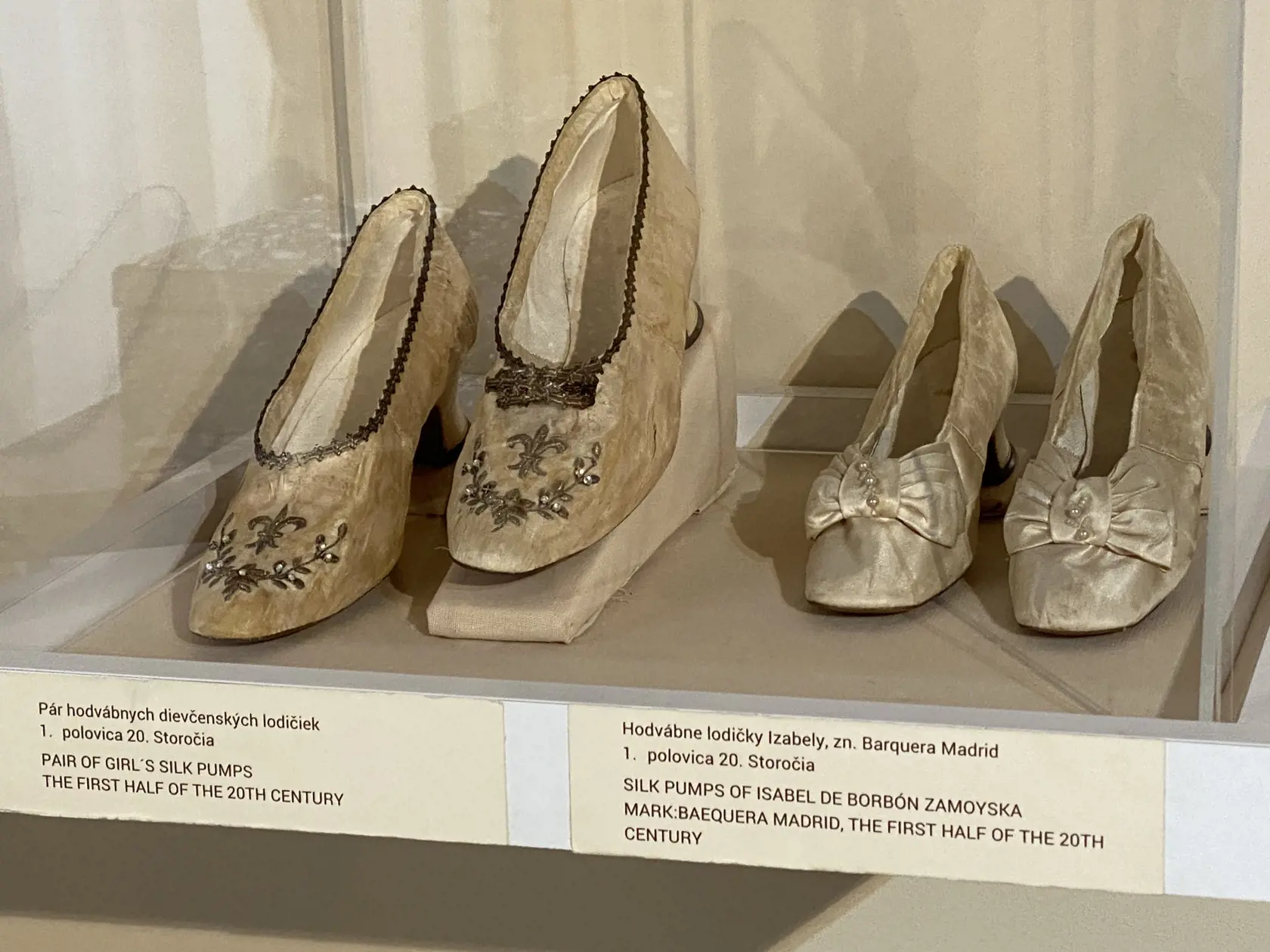 Hodvábne črievičky patriace španielskej korunnej princeznej Izabele de Bourbon, ktorá sa vydala za grófa Jána Zámoyského, syna Karolíny, princeznej  Dvoch Sicílií v Madride v roku 1929 a na ktorej bol prítomný aj vtedajší španielsky kráľ Carlos.