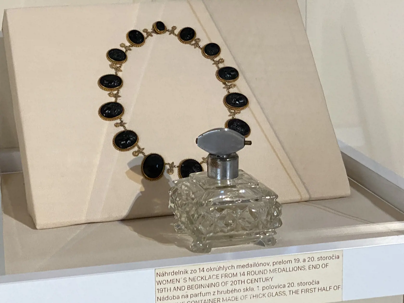 Náhrdelník patriaci španielskej korunnej princeznej Izabele de Bourbon, ktorá sa vydala za grófa Jána Zámoyského, syna Karolíny, princeznej  Dvoch Sicílií v Madride v roku 1929 a na ktorej bol prítomný aj vtedajší španielsky kráľ Carlos.