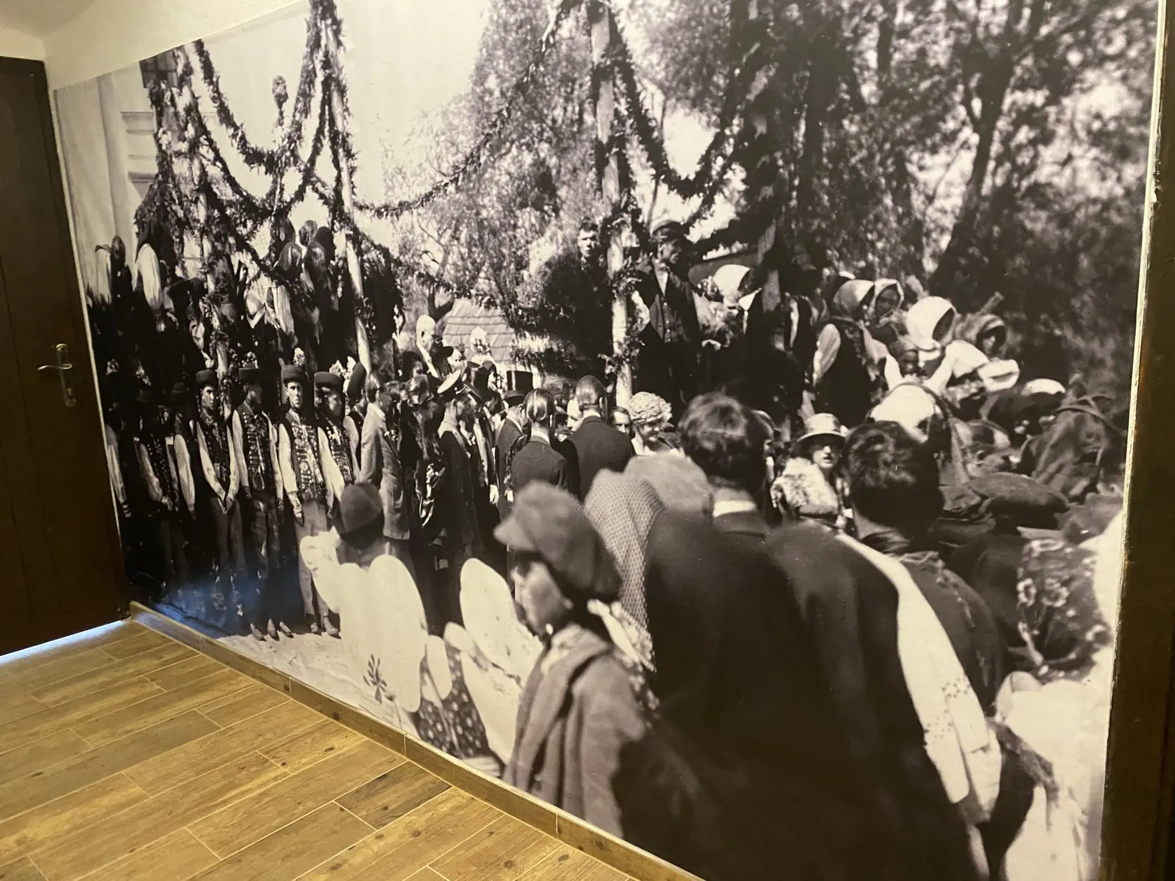 Takto zachytil fotograf dedinčanov, ktorých nahnal miestny kňaz pred kostol, aby vítali
