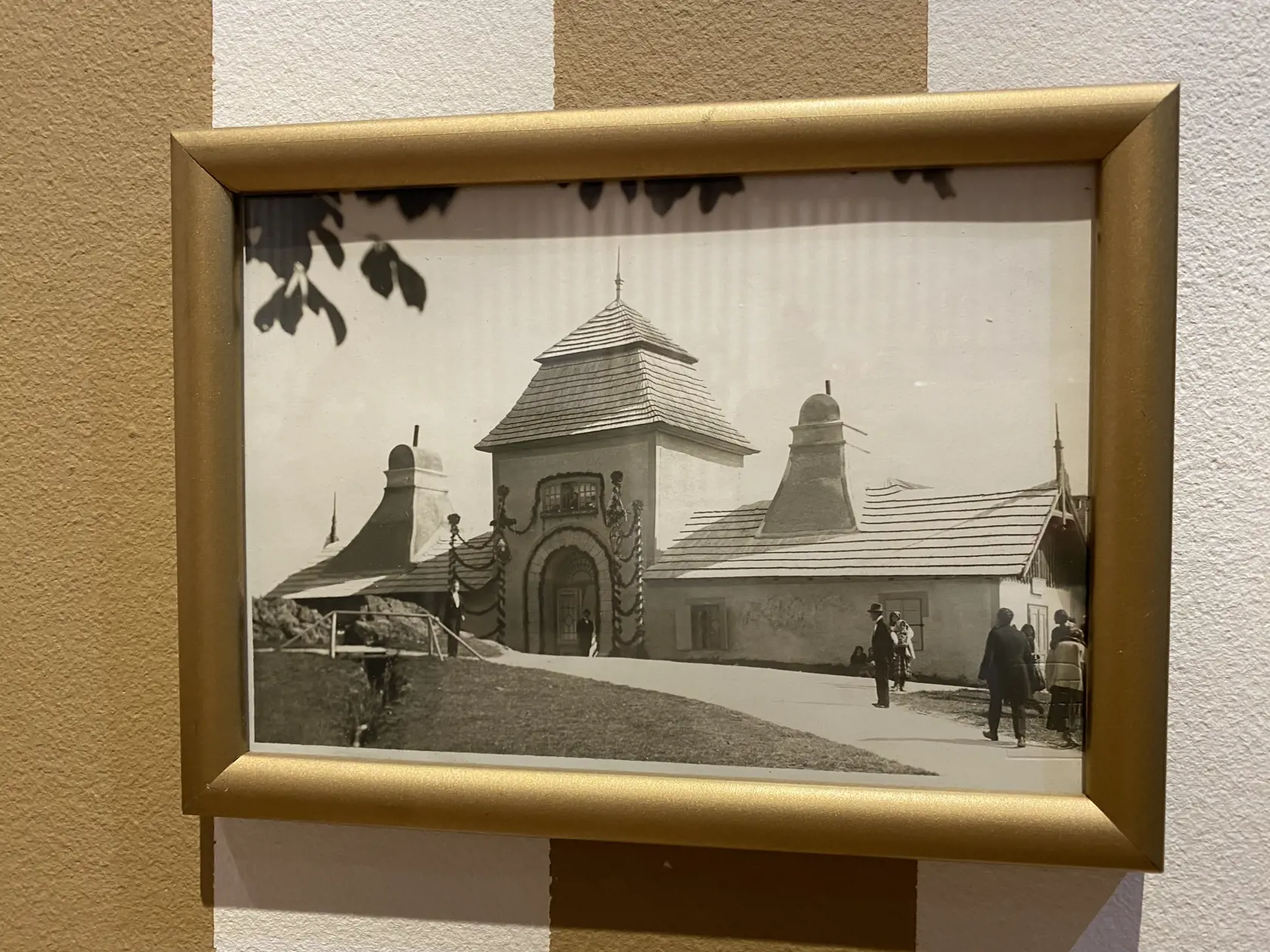 Dobová fotografia z kráľovskej svadby, ktorá sa uskutočnila v kúpeľoch vo Vyšných Ružbachoch, ktoré patrili grófovi Jánovi Zamoyskému a princeznej Karolíne. Vydávali tam svoju dcéru Karolínu mladšiu. Konala sa 12. septembra 1923.