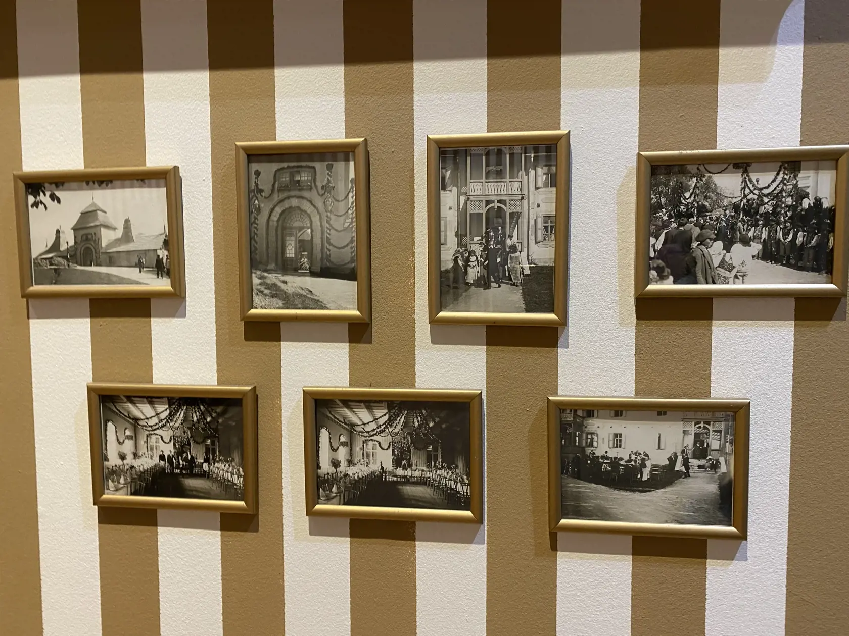 Originálne fotografie hostí kráľovskej svadby, ktorá sa uskutočnila v kúpeľoch vo Vyšných Ružbachoch, ktoré patrili grófovi Jánovi Zamoyskému a princeznej Karolíne. Vydávali tam svoju dcéru Karolínu mladšiu. Konala sa 12. septembra 1923.