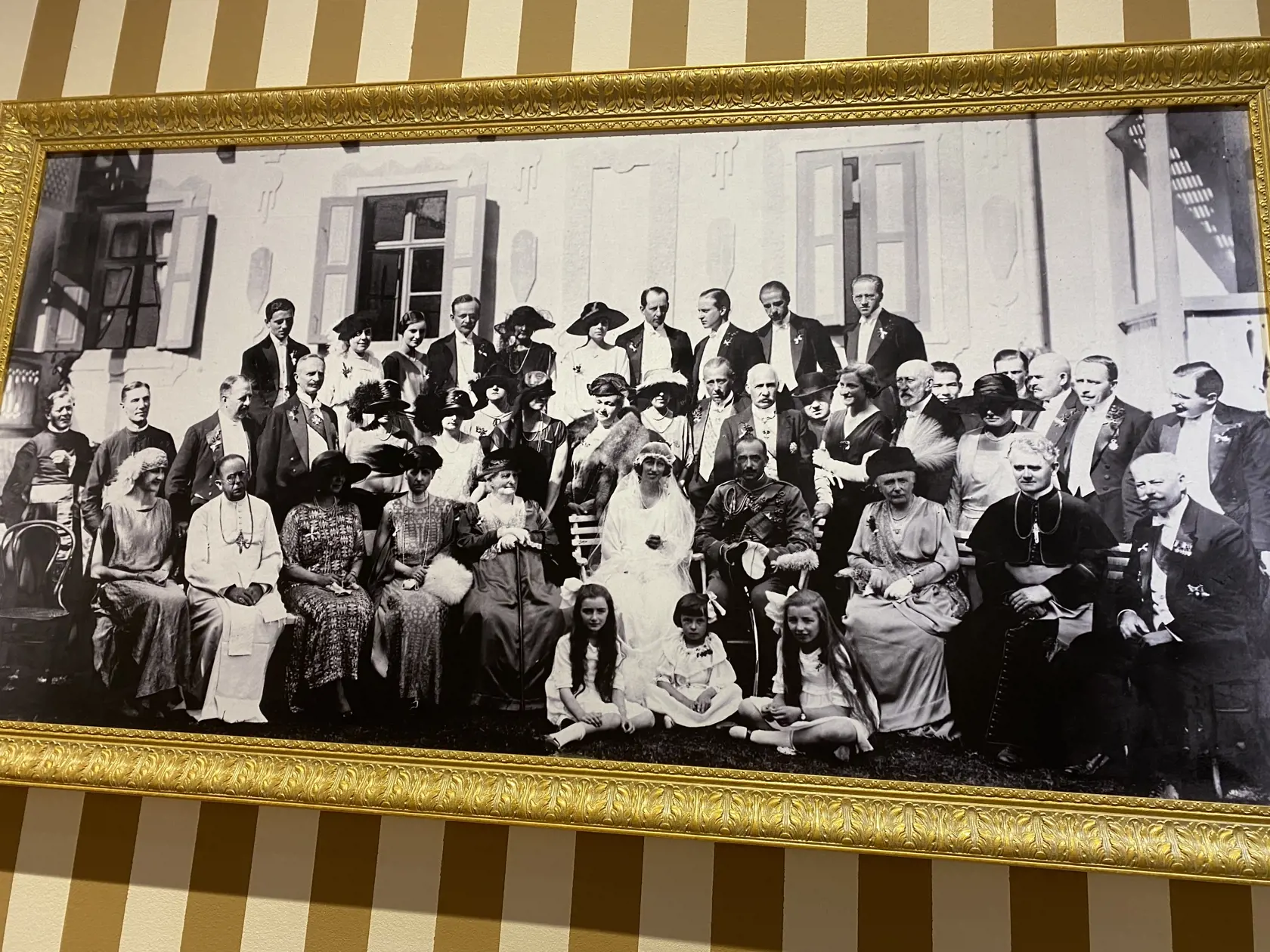 Dobová fotografia z kráľovskej svadby, ktorá sa uskutočnila v kúpeľoch vo Vyšných Ružbachoch, ktoré patrili grófovi Jánovi Zamoyskému a princeznej Karolíne. Vydávali tam svoju dcéru Karolínu mladšiu. Konala sa 12. septembra 1923.
