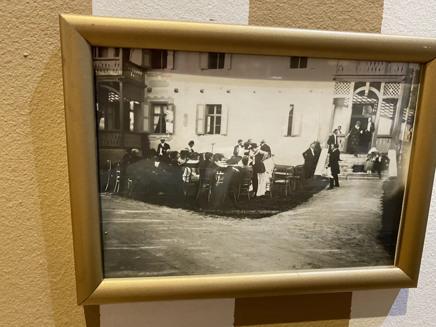 Dobová fotografia z kráľovskej svadby, ktorá sa uskutočnila v kúpeľoch vo Vyšných Ružbachoch, ktoré patrili grófovi Jánovi Zamoyskému a princeznej Karolíne. Vydávali tam svoju dcéru Karolínu mladšiu. Konala sa 12. septembra 1923.