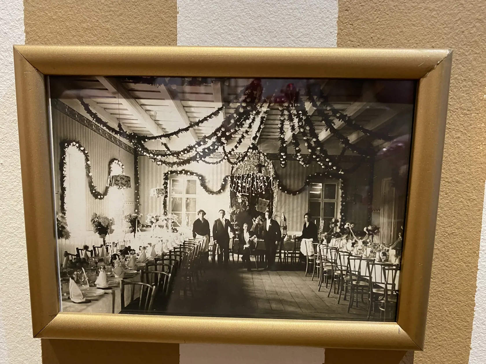 Dobová fotografia z kráľovskej svadby, ktorá sa uskutočnila v kúpeľoch vo Vyšných Ružbachoch, ktoré patrili grófovi Jánovi Zamoyskému a princeznej Karolíne. Vydávali tam svoju dcéru Karolínu mladšiu. Konala sa 12. septembra 1923.