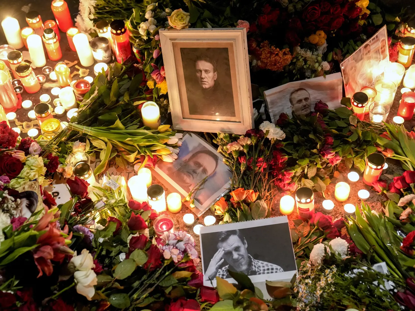 Kvety a horiace sviečky umiestnili ľudia pred ruským veľvyslanectvom v Berlíne na protest proti úmrtiu ruského opozičného lídra Alexeja Navaľného v trestaneckej kolónii v piatok 16. februára 2024.