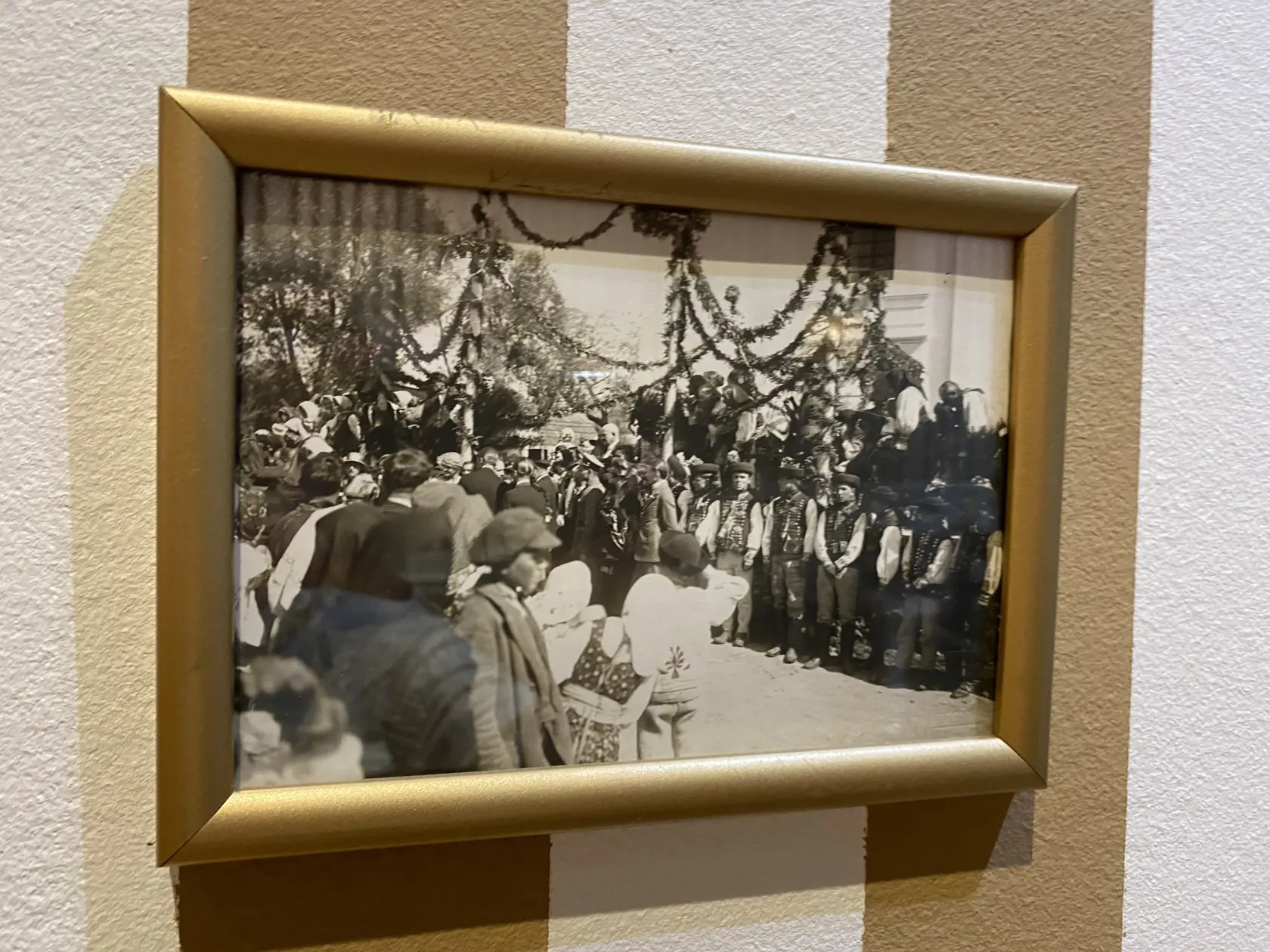 Dobová fotografia z kráľovskej svadby, ktorá sa uskutočnila v kúpeľoch vo Vyšných Ružbachoch, ktoré patrili grófovi Jánovi Zamoyskému a princeznej Karolíne. Vydávali tam svoju dcéru Karolínu mladšiu. Konala sa 12. septembra 1923.