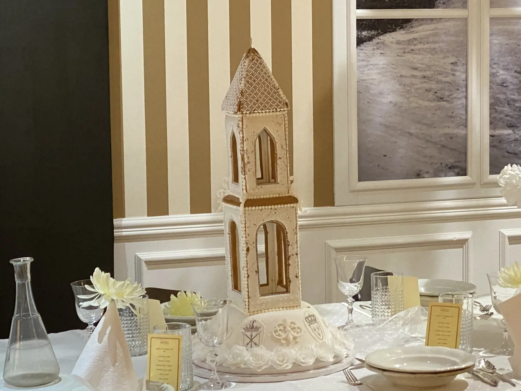 Presná replika svadobnej kráľovskej torty, ktorú podávali hosťom vo Vyšných Ružbachoch na svadbe dcéry Karolíny, princeznej Dvoch Sicílií v septembri 1923.