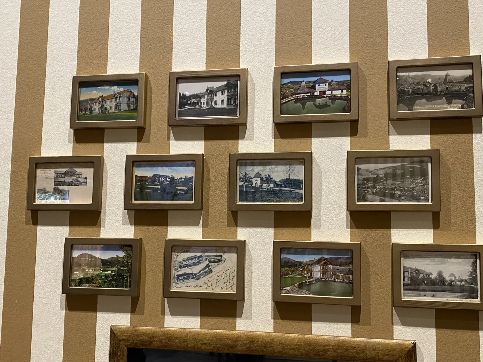Fotografie z kúpeľov vo Vyšných Ružbachoch, ktoré patrili grófovi Jánovi Zamoyskému a princeznej Karolíne. Vydávali tam svoju dcéru Karolínu mladšiu.