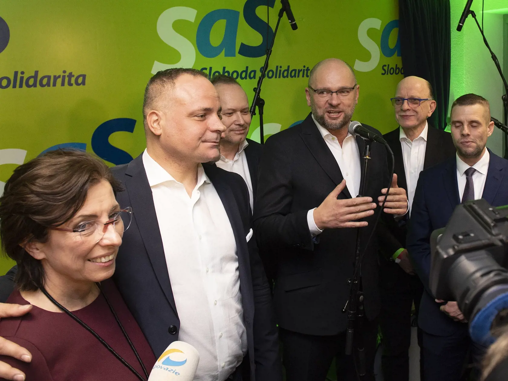 Zľava Anna Zemanová, Juraj Droba, generálny manažér strany Sloboda a Solidarita (SaS) Roman Foltin, líder SaS Richard Sulík, Alojz Baránik a Martin Klus reagujú na prvý volebný odhad počas volebnej noci po parlamentných voľbách vo volebnej centrále strany v Bratislave 29. februára 2020.