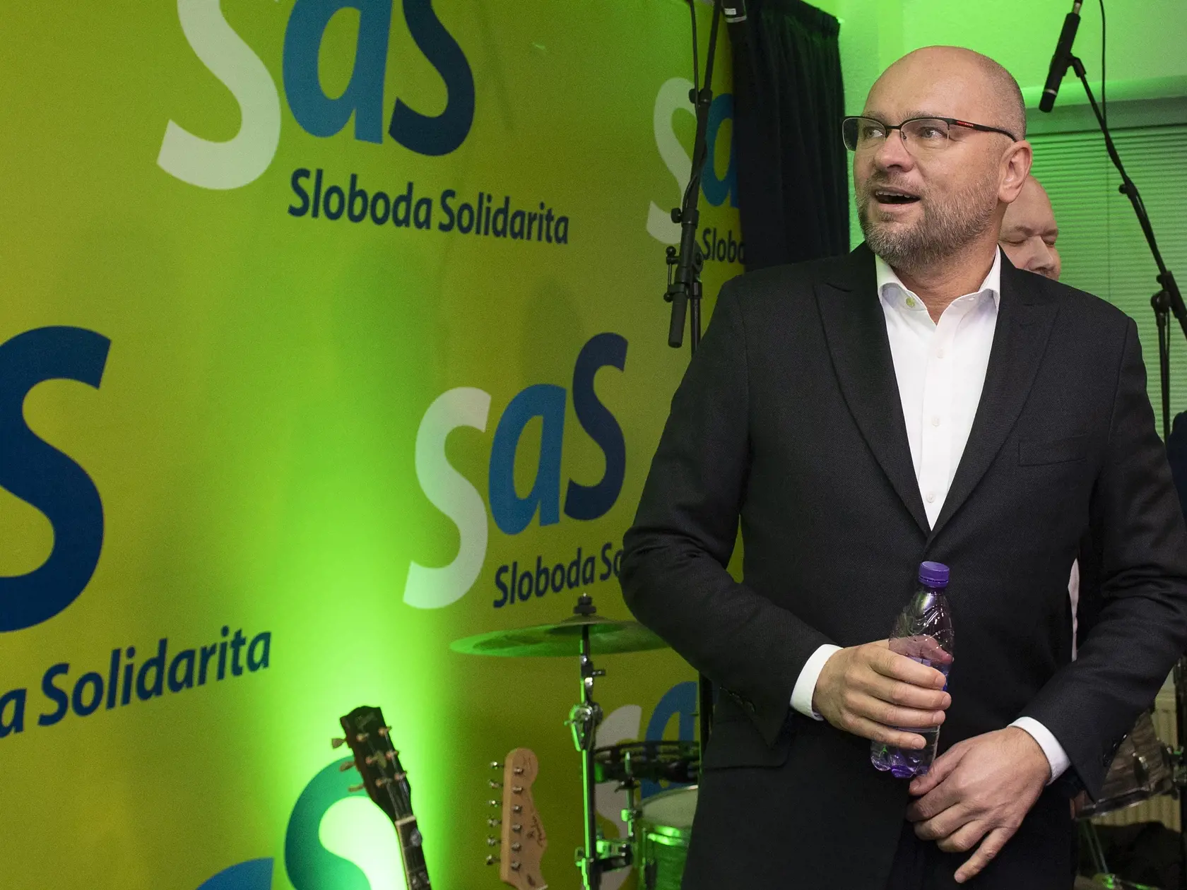 Líder strany SaS Richard Sulík reaguje na prvý volebný odhad počas volebnej noci po parlamentných voľbách vo volebnej centrále strany v Bratislave 29. februára 2020.