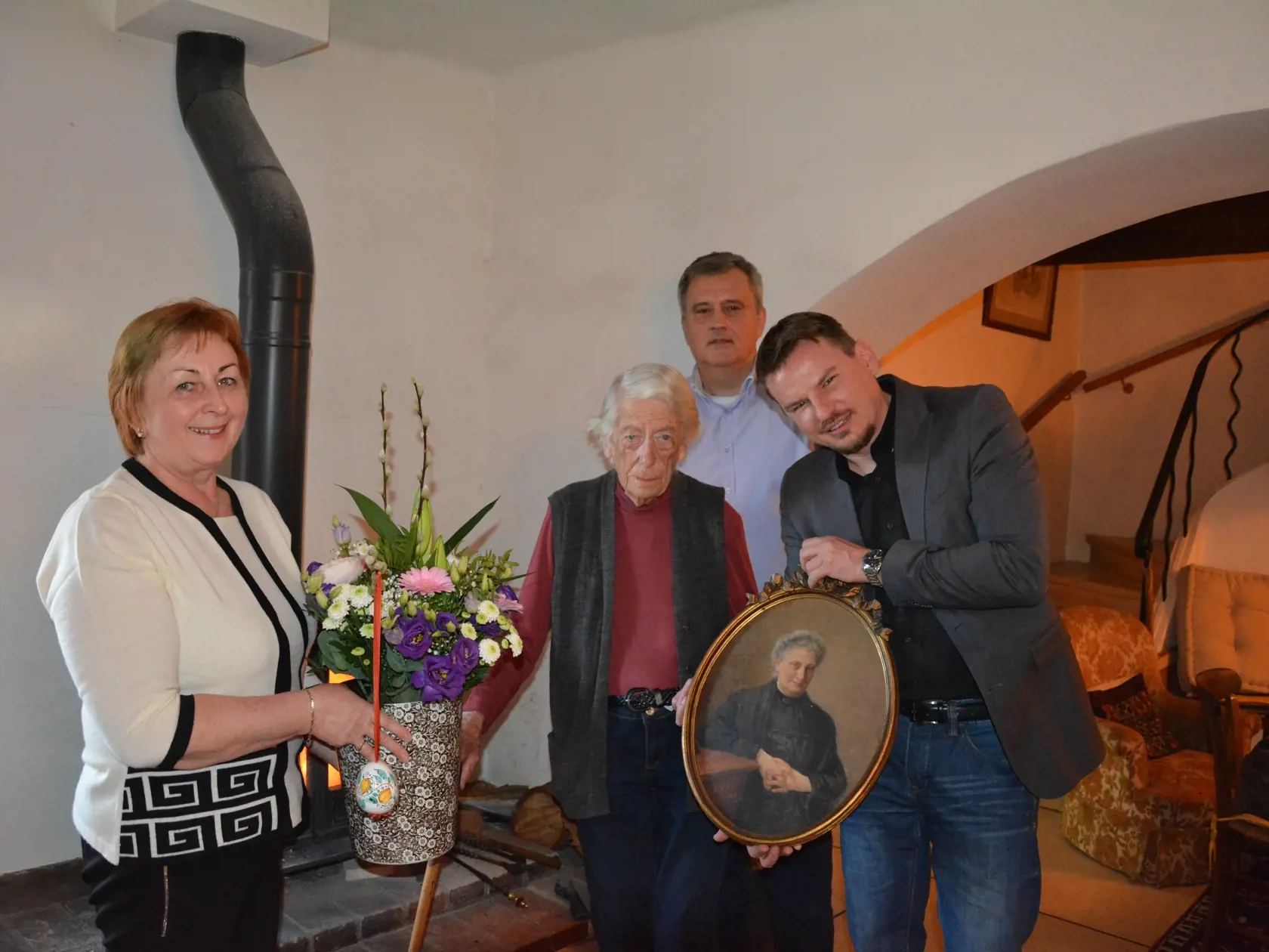 Carmen de Bourbon Sicilles navštívila v roku 2016 Ľubovniansky hrad, vedľa nej stojí s obrazom princeznej Karolíny riaditeľ Ľubovnianskeho múzea Dalibor Mikulík.