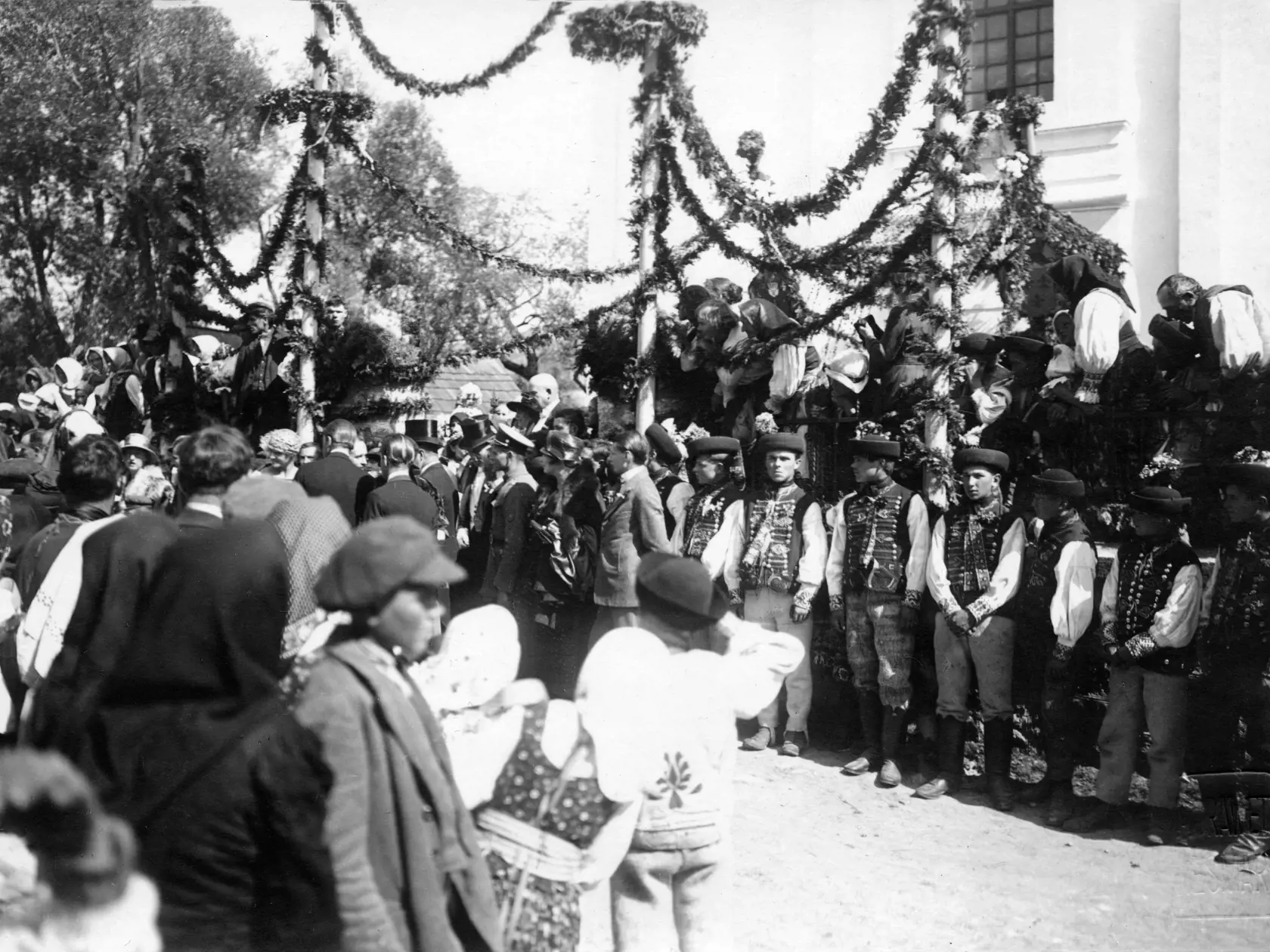 Ružbašania v krojoch pred kostolom, ktorí vítali hostí na kráľovskej svadbe v septembri 1923.