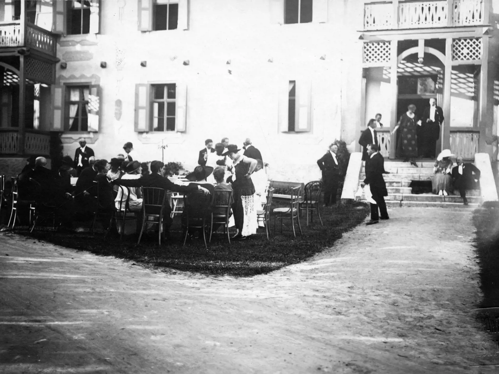 Svadobní hostia pred Vilou Karolínou, kde bola reštaurácia v kúpeľoch vo Vyšných Ružbachoch, konala sa tam svadobná hostina Márie Karolíny Zamoyskej, dcéry princeznej Dvoch Sicílií Karolíny a majiteľa hradu v Starej Ľubovni Andreja Zamoyského. Hostia boli ubytovaní vo všetkých vilách v rámci kúpeľov a tí najdôležitejší mali svoje izby vo vile Karolína.