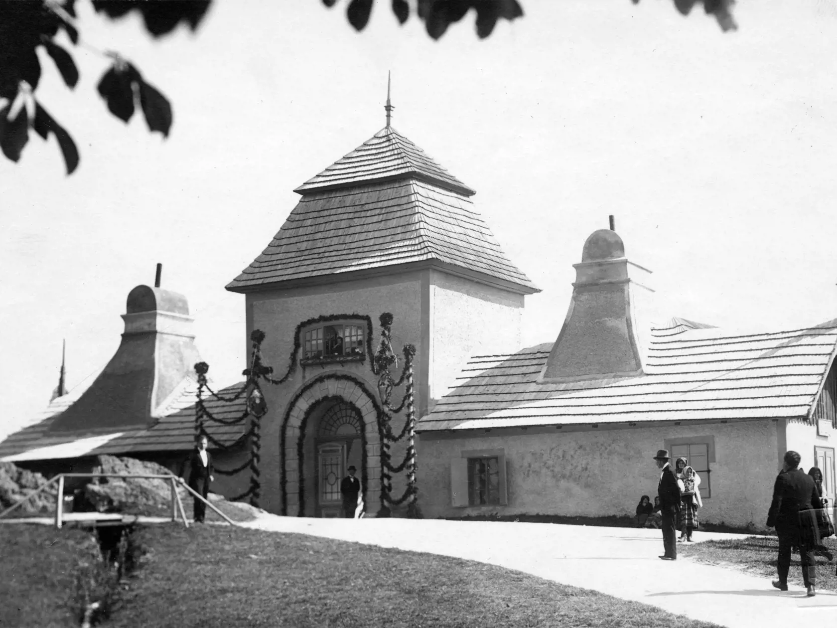 Reštaurácia v kúpeľoch vo Vyšných Ružbachoch, kde sa konala svadobná hostina Márie Karolíny Zamoyskej, dcéry princeznej Dvoch Sicílií Karolíny a majiteľa hradu v Starej Ľubovni Andreja Zamoyského, ktorá sa vydávala pred sto rokmi v kúpeľoch vo Vyšných Ružbachoch a svadobnú noc a niekoľko ďalších dní strávila so svojim manželom na Ľubovnianskom hrade.