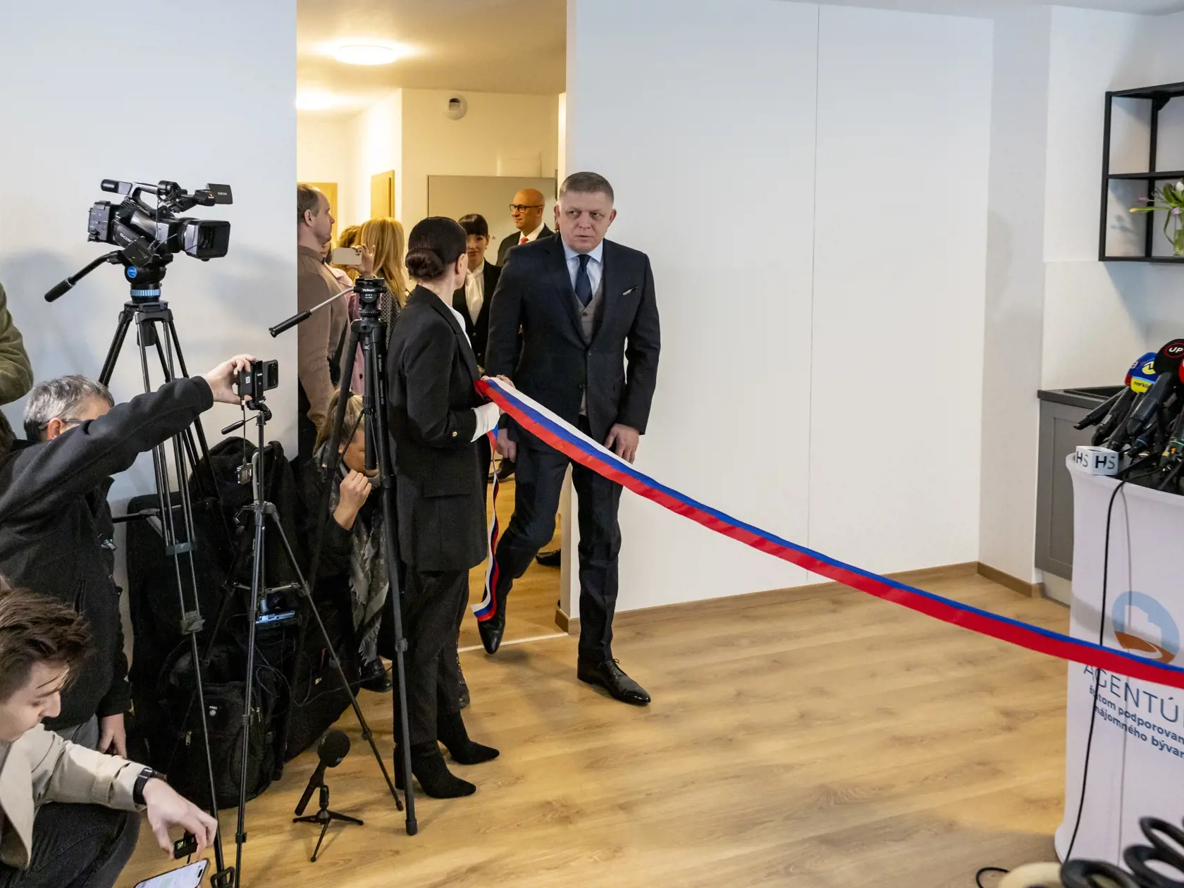 Tlačová konferencia predsedu vlády SR Roberta Fica a ministra dopravy SR Jozefa Ráža. Na snímke je premiér SR Robert Fico. 