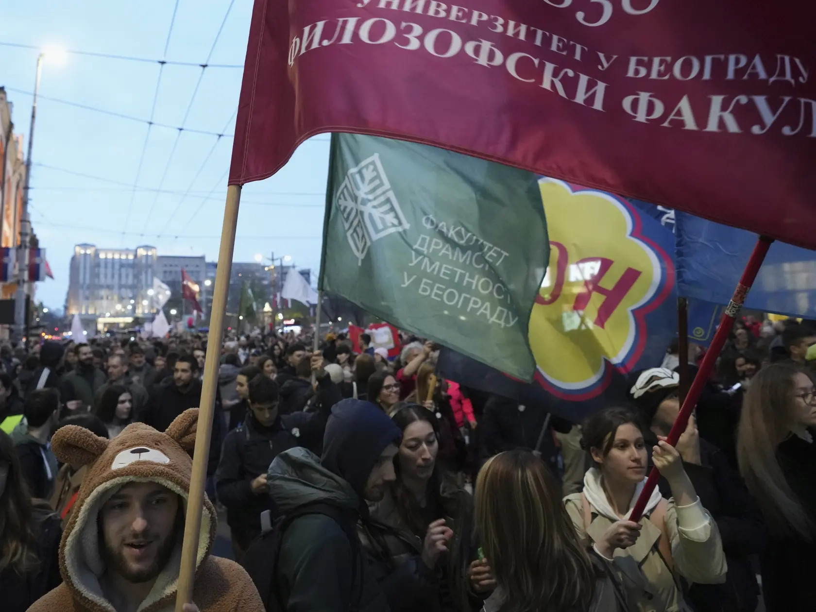 Ľudia protestujú proti nátlaku vlády a nenávistným prejavom voči vysokoškolským študentom a učiteľom v Belehrade 31. marca 2025.