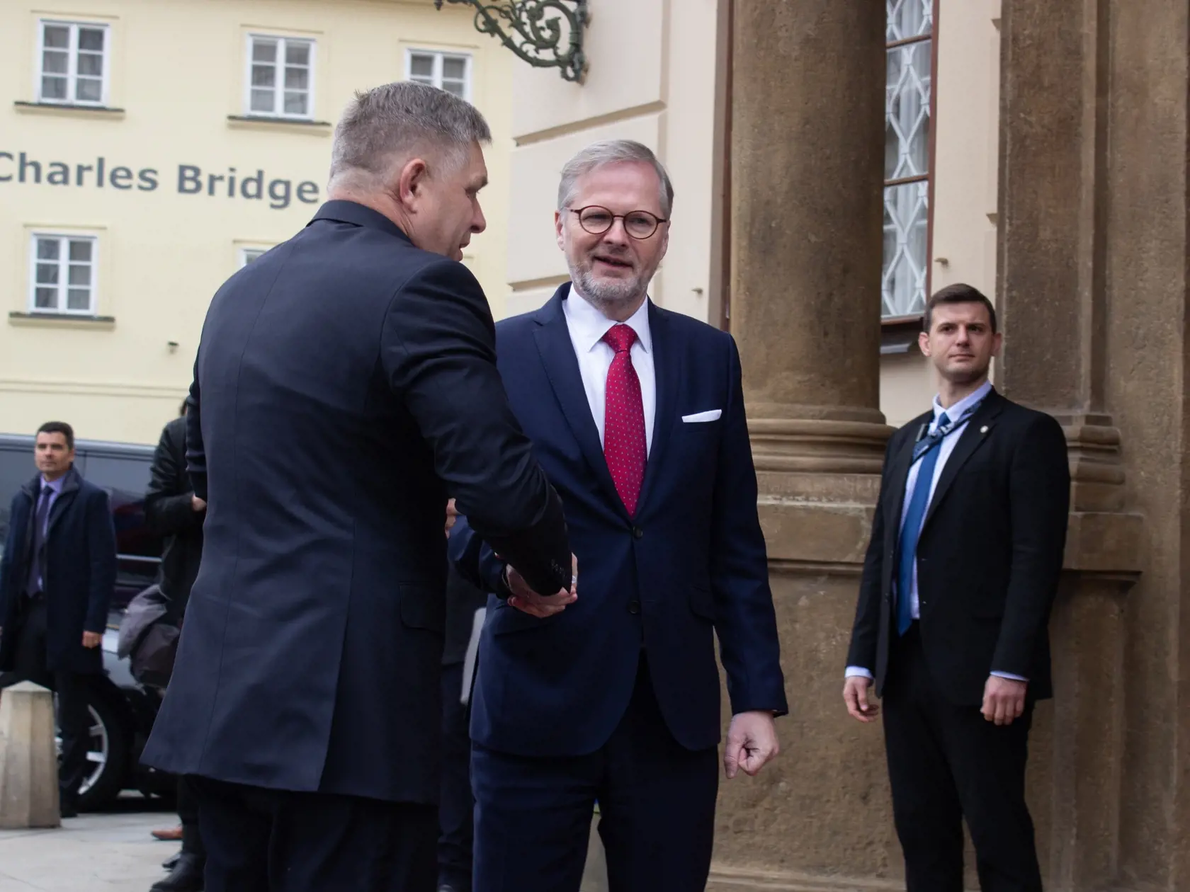 Na snímke český premiér Petr Fiala (uprostred) víta slovenského premiéra Roberta Fica na summite predsedov vlád Vyšehradskej štvorky (V4) v Prahe. Praha, 27. februára 2024.