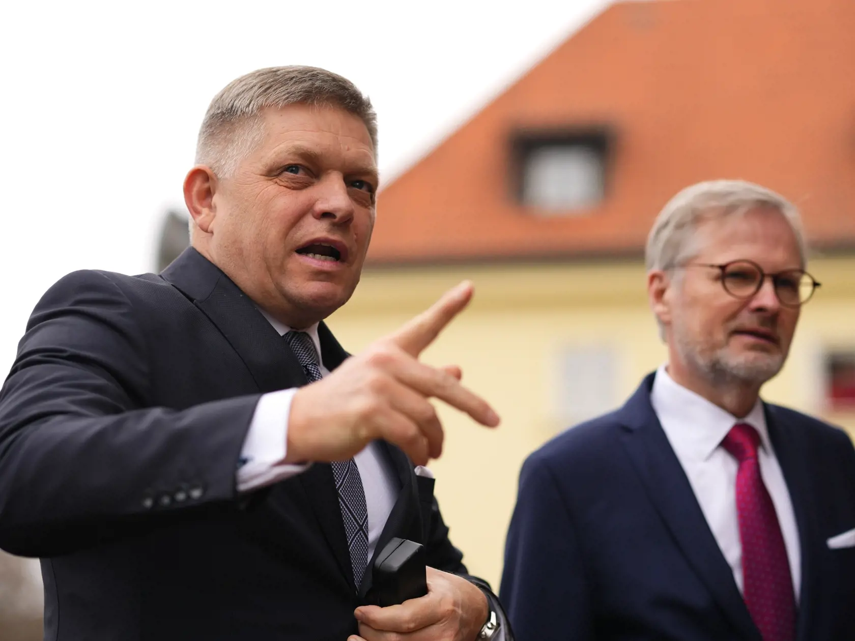 Český premiér Petr Fiala (vpravo) víta slovenského premiéra Roberta Fica počas príchodu na summit predsedov vlád Vyšehradskej štvorky (V4) v utorok 27. februára 2024 v Prahe.