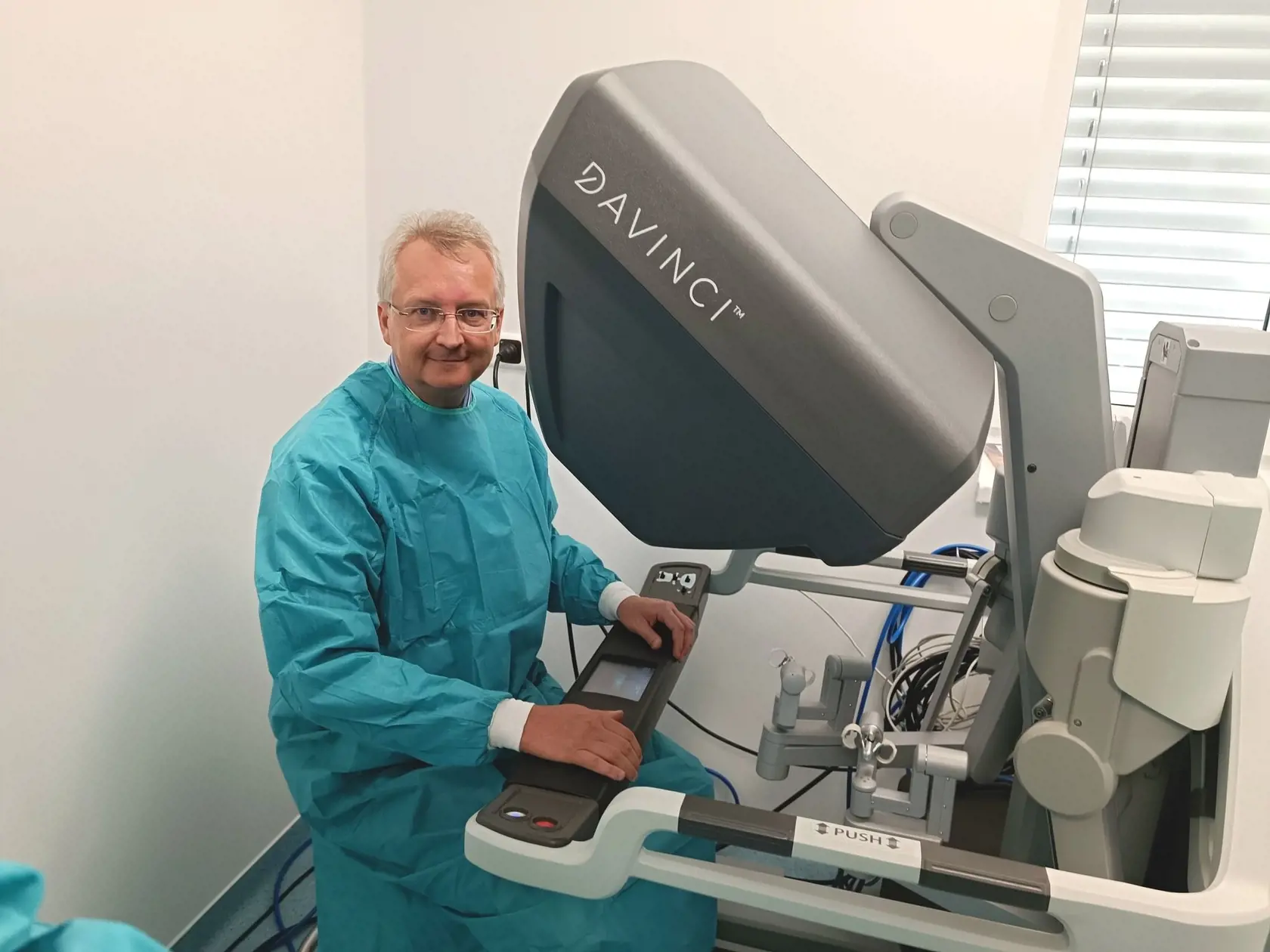 V Univerzitnej nemocnici Martin (UNM) otvorili v stredu Centrum robotickej chirurgie. Podľa prednostu Kliniky hrudníkovej chirurgie Antona Dziana zapája UNM ako prvá nemocnica na Slovensku do programu robotických operácií hrudníkovú chirurgiu.
