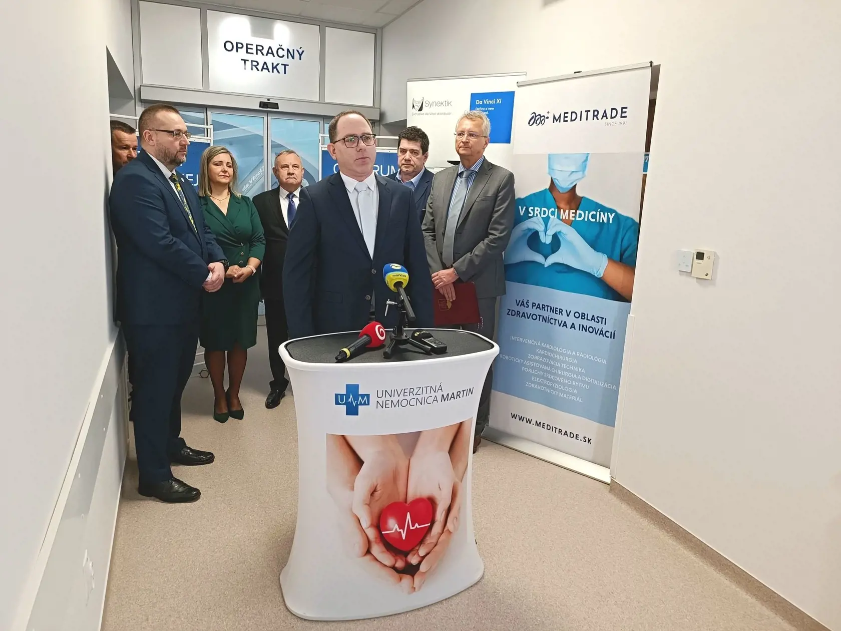 V Univerzitnej nemocnici Martin (UNM) otvorili v stredu Centrum robotickej chirurgie. Podľa prednostu Kliniky hrudníkovej chirurgie Antona Dziana zapája UNM ako prvá nemocnica na Slovensku do programu robotických operácií hrudníkovú chirurgiu.
