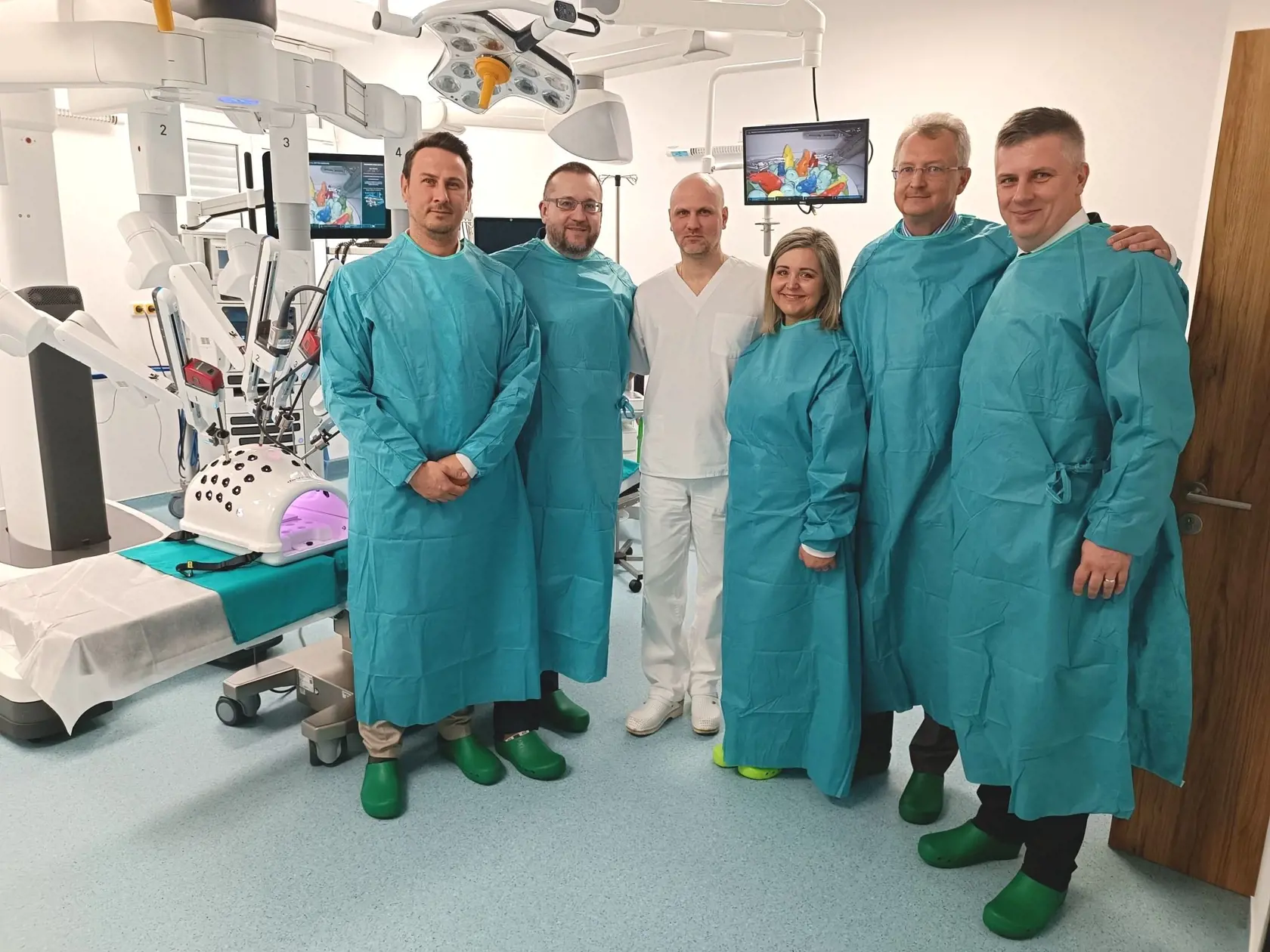 V Univerzitnej nemocnici Martin (UNM) otvorili v stredu Centrum robotickej chirurgie. Podľa prednostu Kliniky hrudníkovej chirurgie Antona Dziana zapája UNM ako prvá nemocnica na Slovensku do programu robotických operácií hrudníkovú chirurgiu.