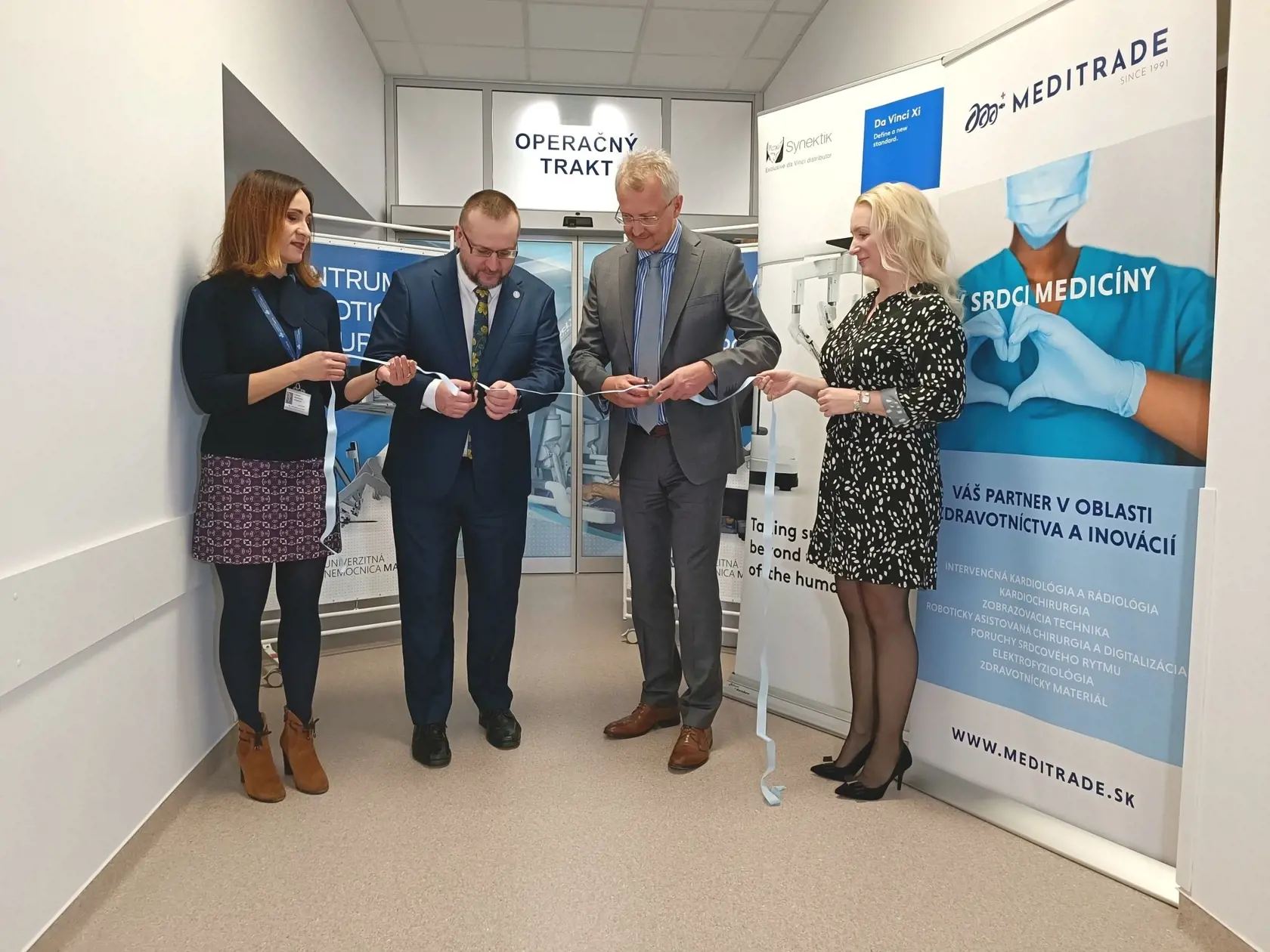 V Univerzitnej nemocnici Martin (UNM) otvorili v stredu Centrum robotickej chirurgie. Podľa prednostu Kliniky hrudníkovej chirurgie Antona Dziana zapája UNM ako prvá nemocnica na Slovensku do programu robotických operácií hrudníkovú chirurgiu.