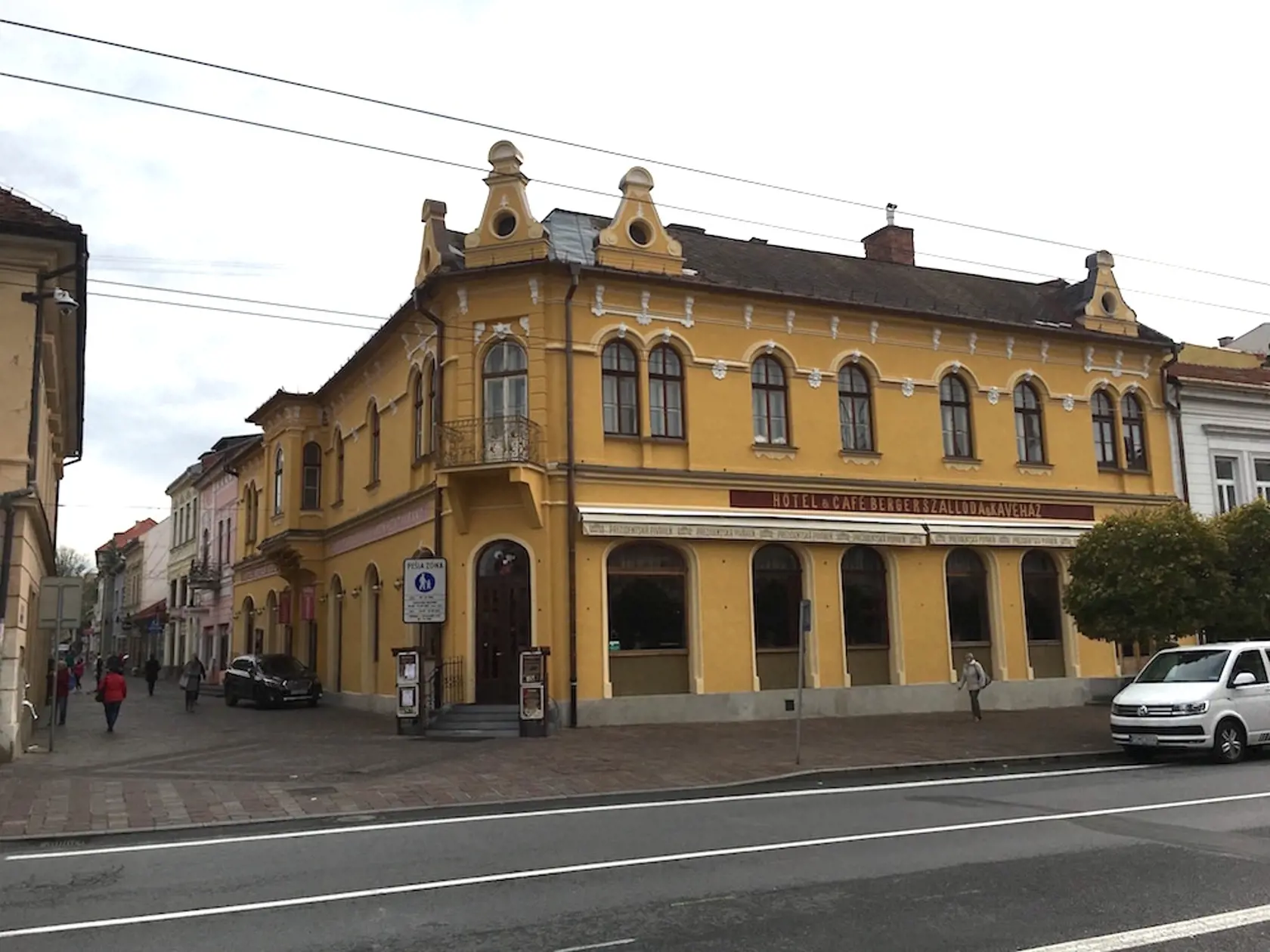 Kaviareň a hotel Berger stál na rohu Hlavnej a Ružovej ulice.