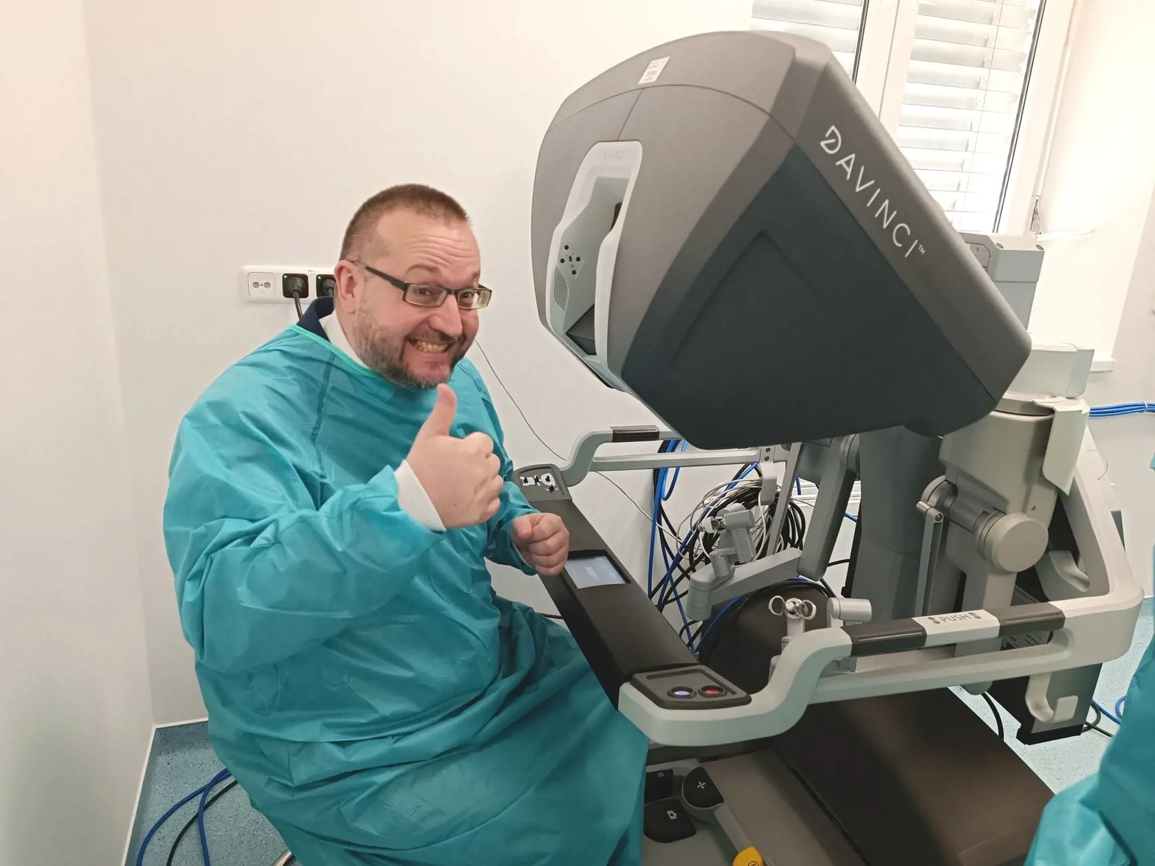 "Robotický systém v rámci UNM aktuálne okrem hrudníkovej chirurgie využíva aj všeobecná a brušná chirurgia, urológia a gynekológia. Nemocnica plánuje do robotiky časom zapojiť aj ďalšie pracoviská," dodala Zuzana Marčeková z oddelenia marketingovej komunikácie UNM.