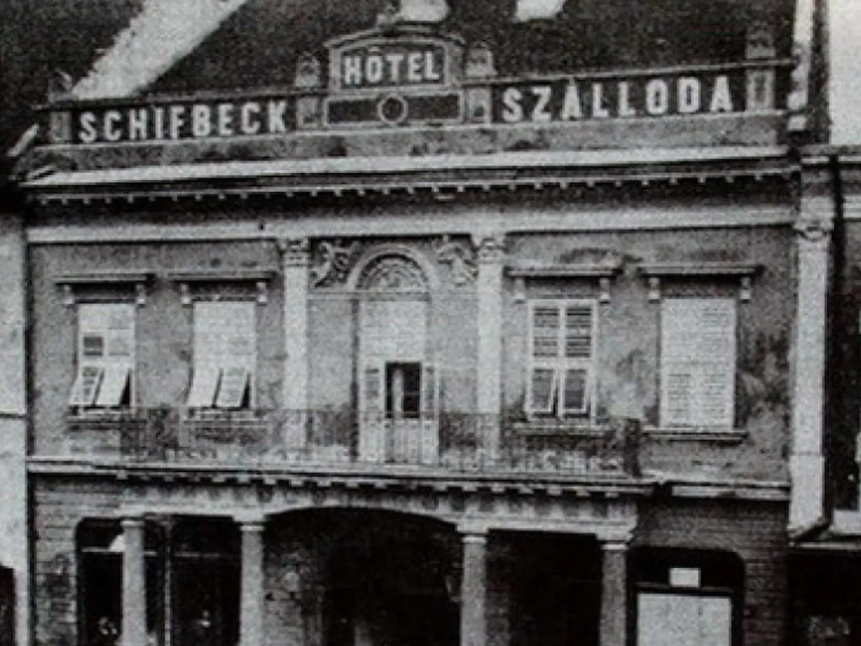 Kaviareň Slávia v Košiciach. V Košiciach podobnú slávu zažívala Kaviareň Slávia, v Bratislave Carlton a Savoy. No nemali taký lesk ako Berger