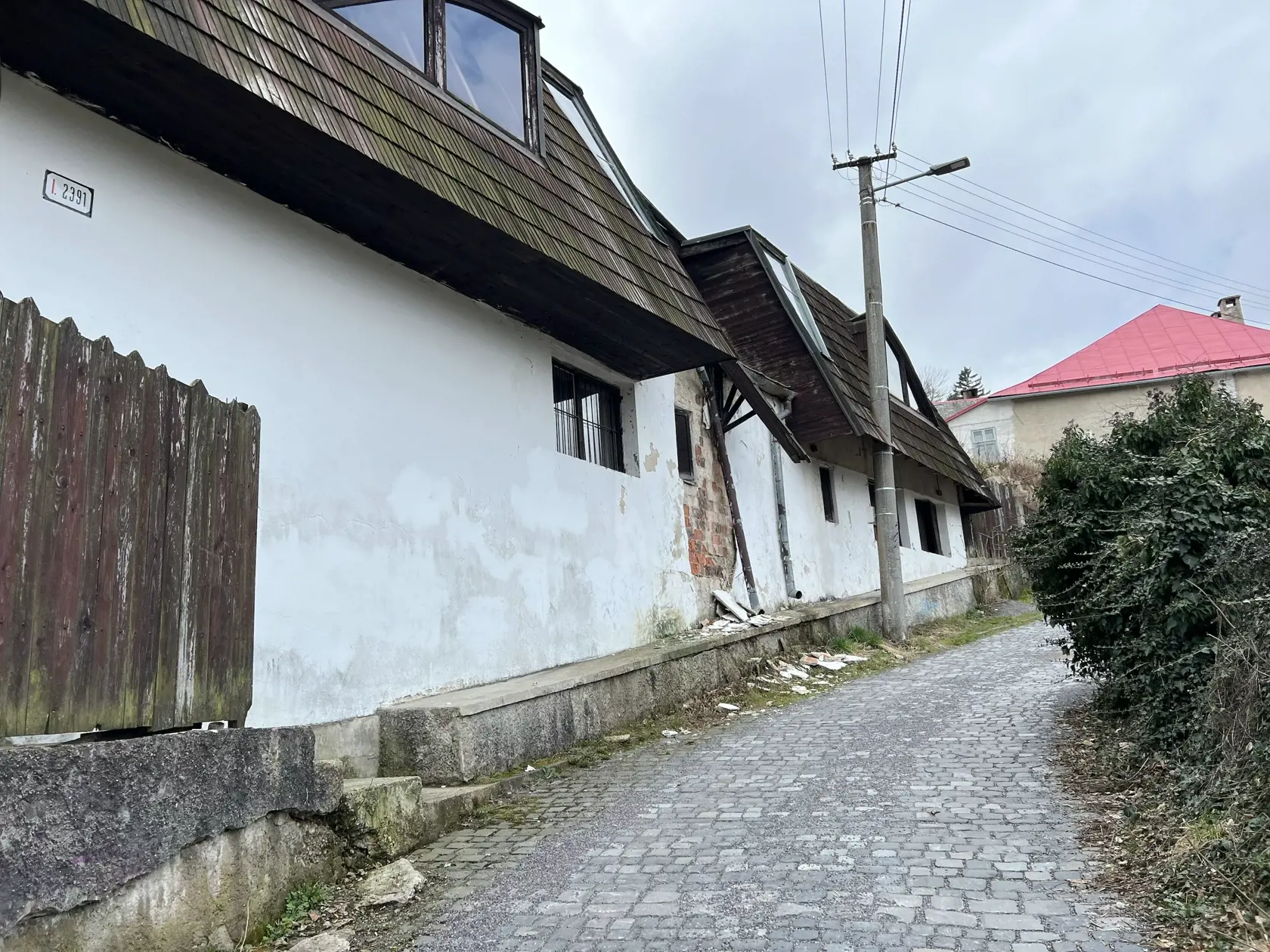 Aj napriek veľkej snahe aktuálnych nájomcov o jeho zveľadenie, sa naň podpísal zub času a majetok postupne chátra. Domáci len krútia hlavami.