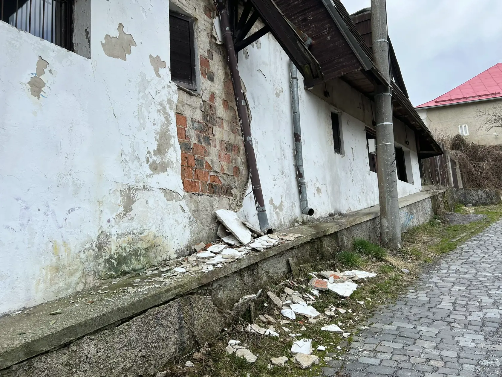 Aj napriek veľkej snahe aktuálnych nájomcov o jeho zveľadenie, sa naň podpísal zub času a majetok postupne chátra. Domáci len krútia hlavami.